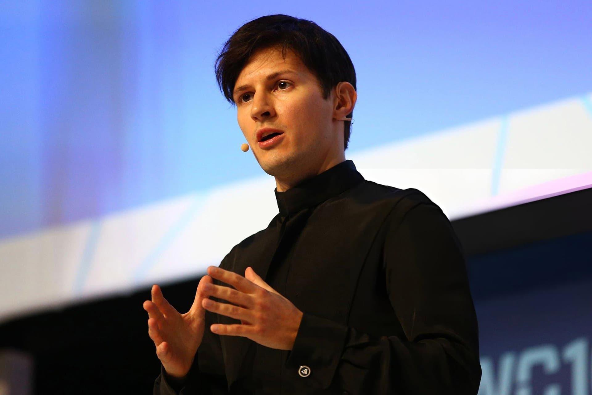 پاول دورف / Pavel Durov مدیرعامل تلگرام لباس مشکی در حال سخنرانی