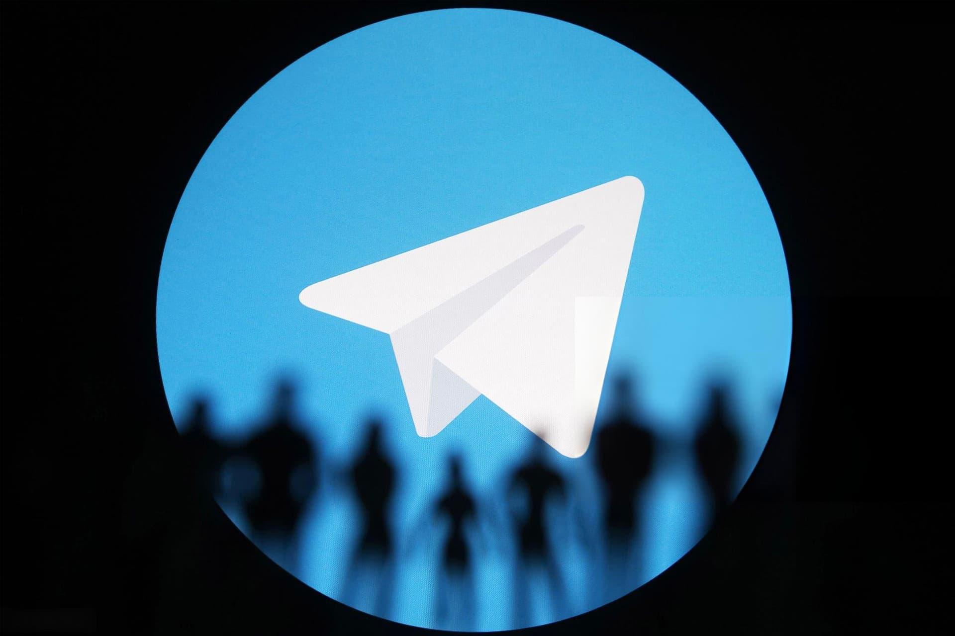 جمعیت تاریک دربرابر لوگو تلگرام / Telegram