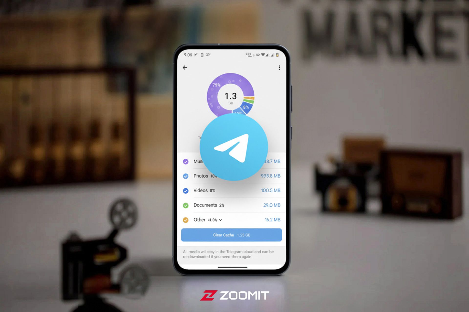 یک گوشی با صفحه‌ی پاک کردن حافظه‌ی تلگرام روی صفحه‌ی آن