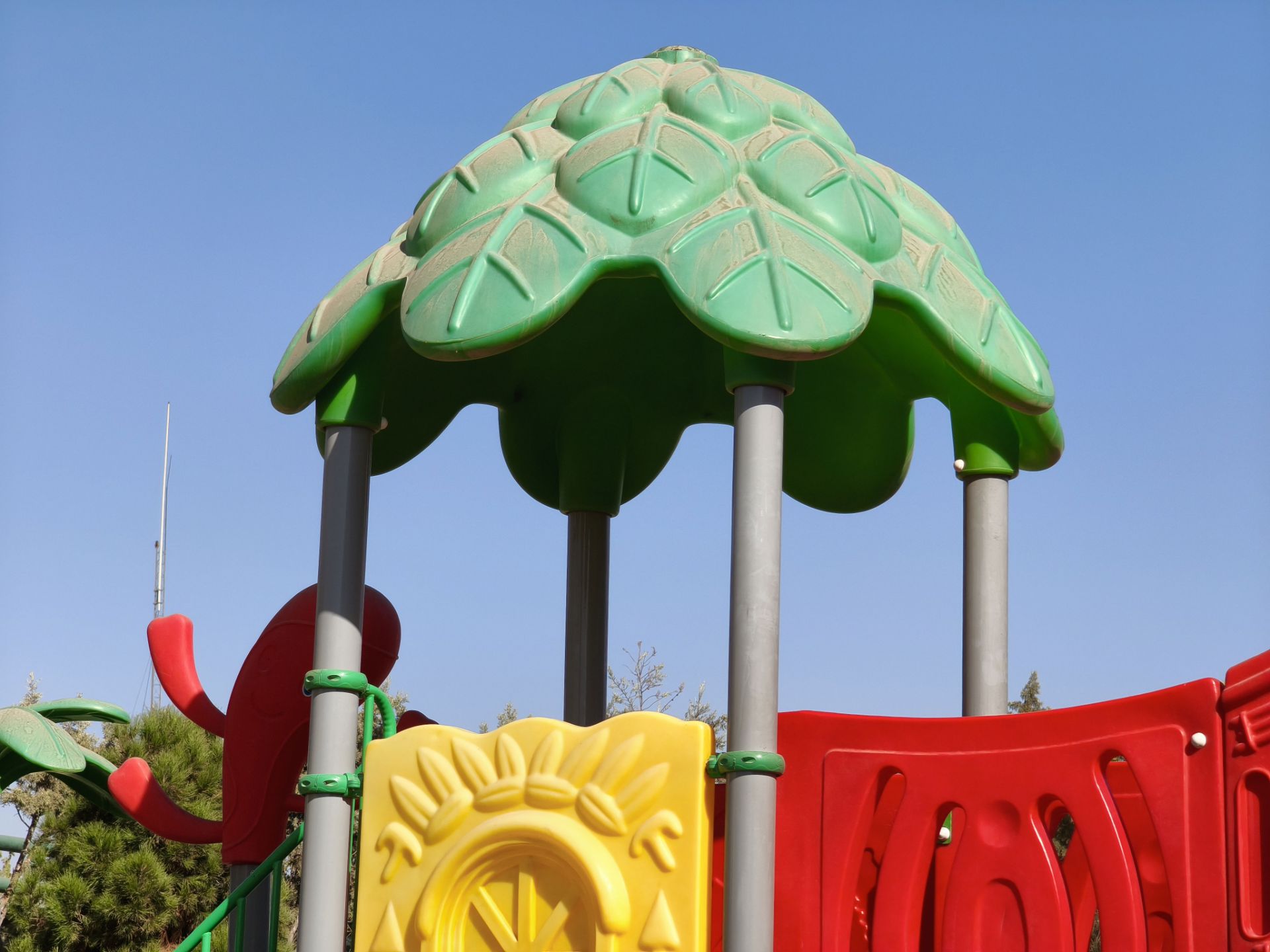 نمای نزدیک تاب و سرسره