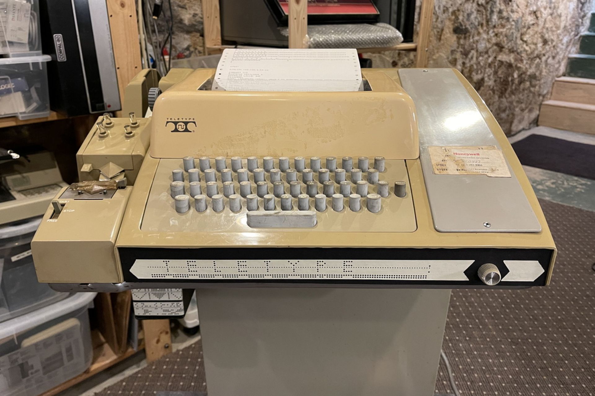 دستگاه تله تایپ Teletype Model 33 ASR