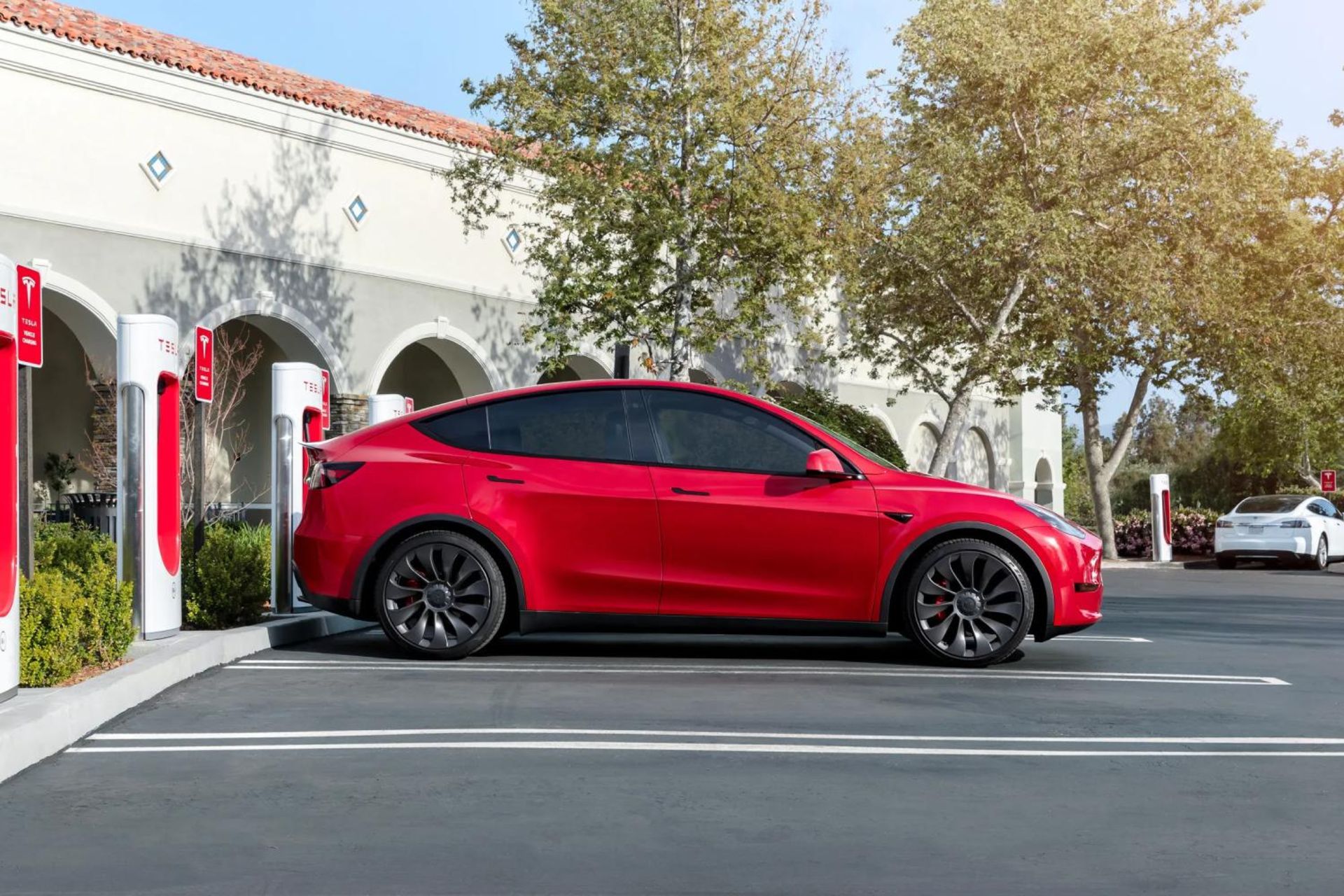 خودرو تسلا درحال شارژ