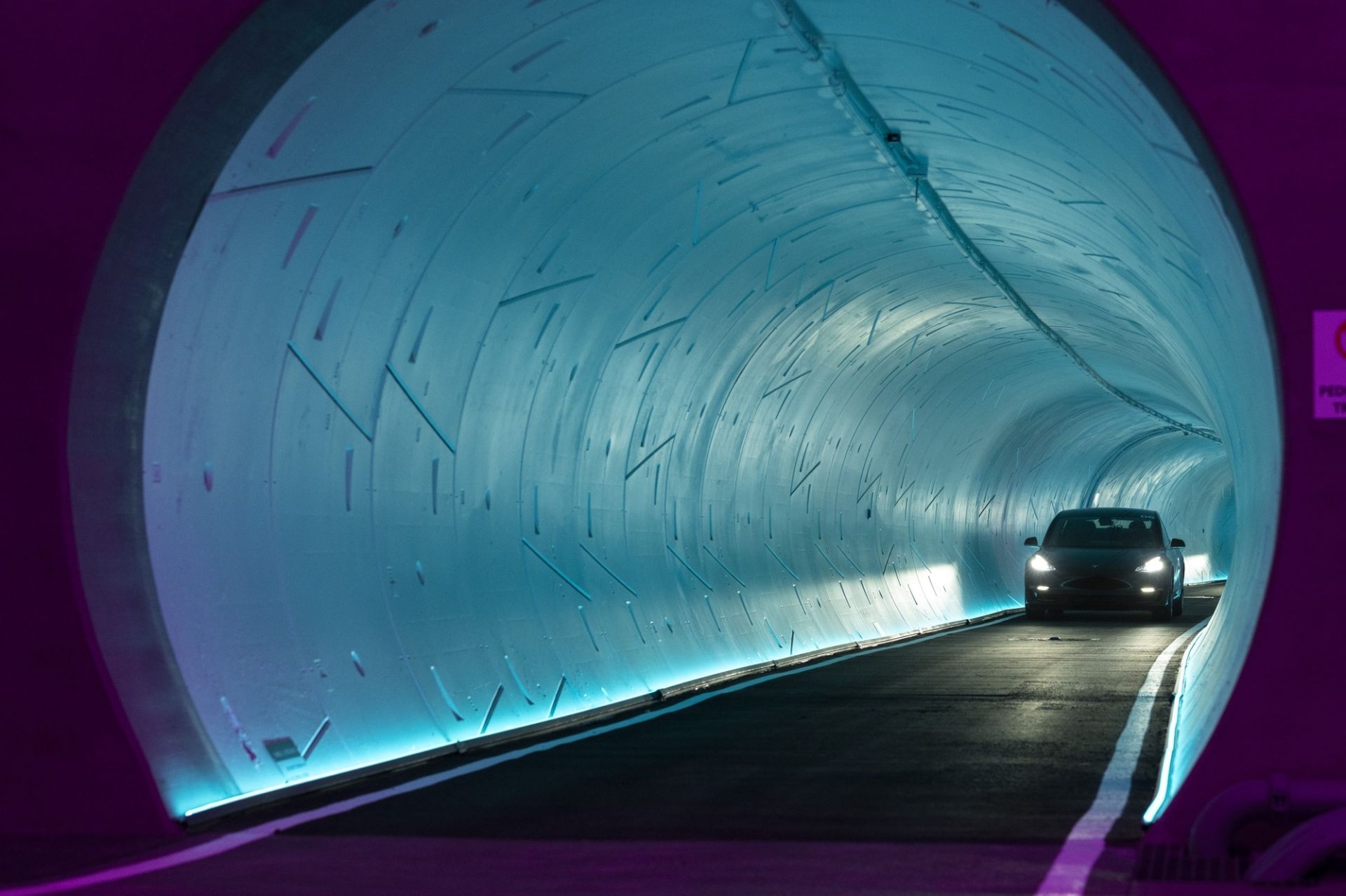 خودرو تسلا در تونل شرکت بورینگ