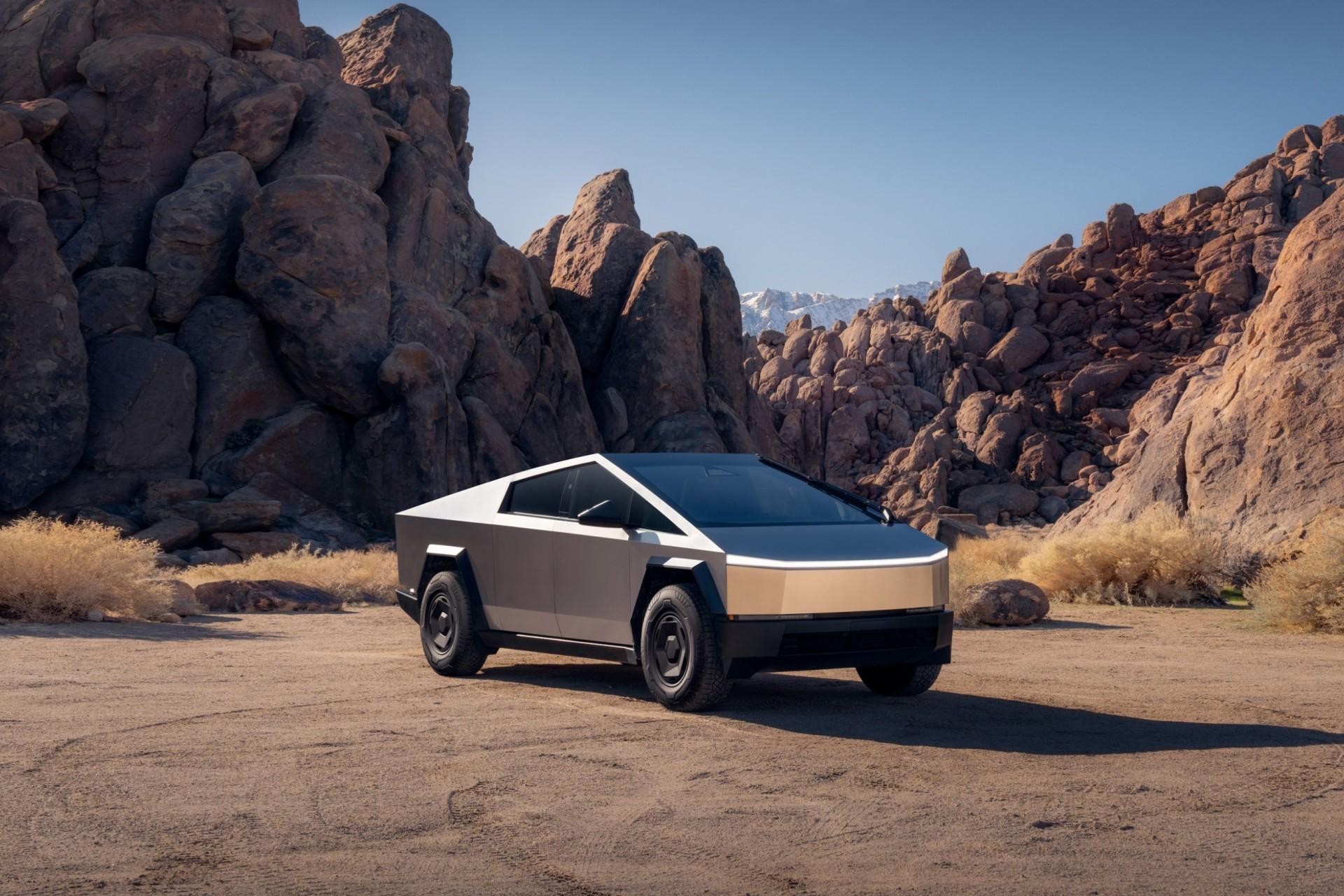 نمای سه‌چهارم جلو خودرو تسلا سایبرتراک AWD