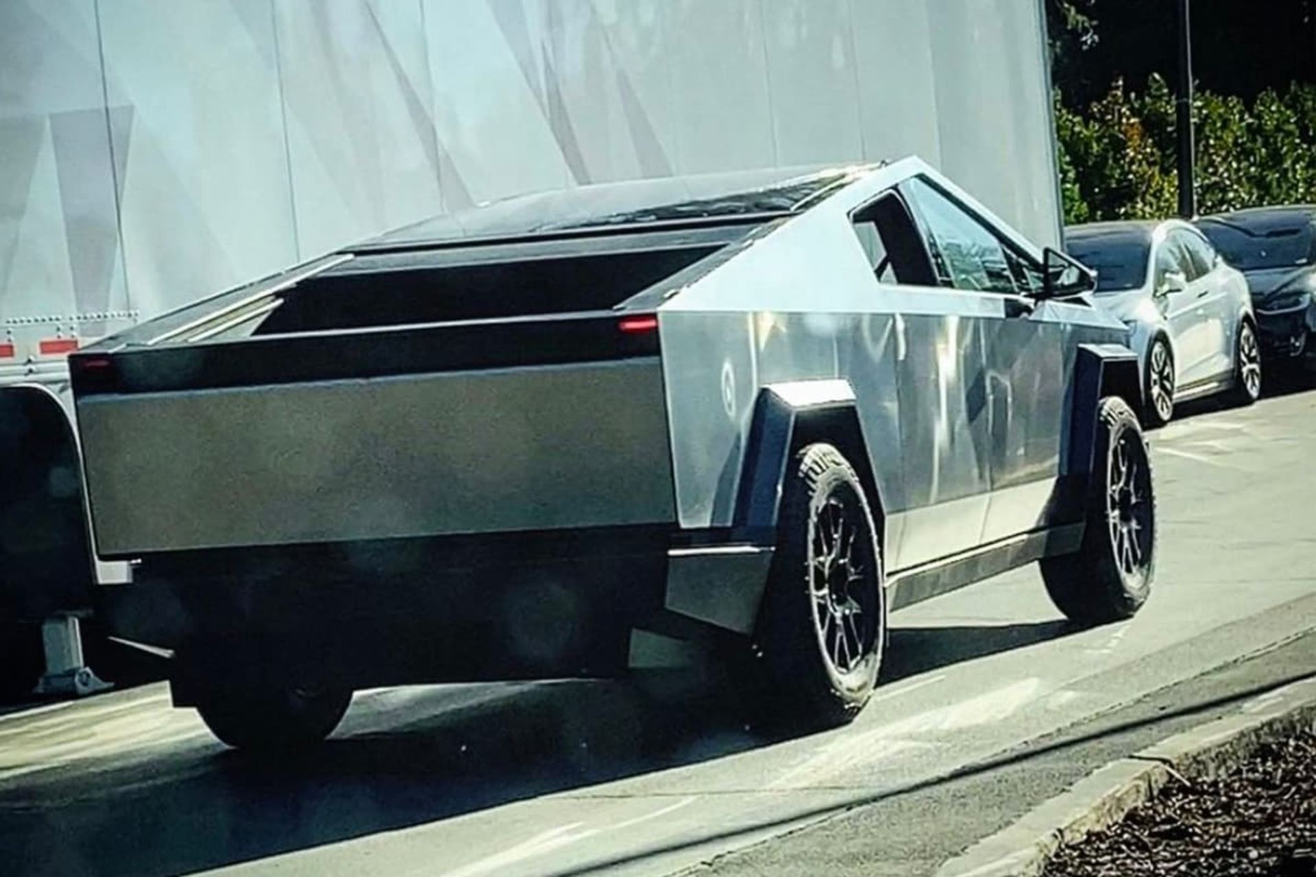 خودرو سایبرتراک تسلا Cybertruck در دنیای واقعی از نمای پشت