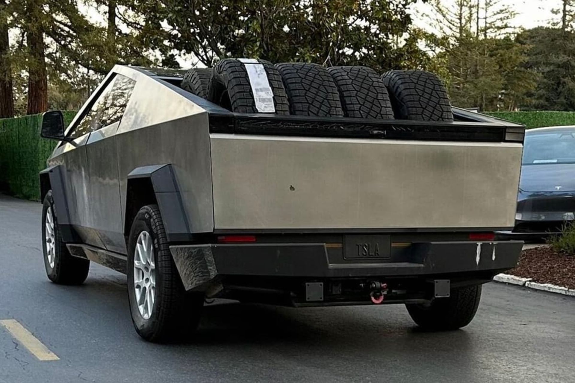 خودرو سایبرتراک تسلا Cybertruck در دنیای واقعی در حال حمل لاستیک