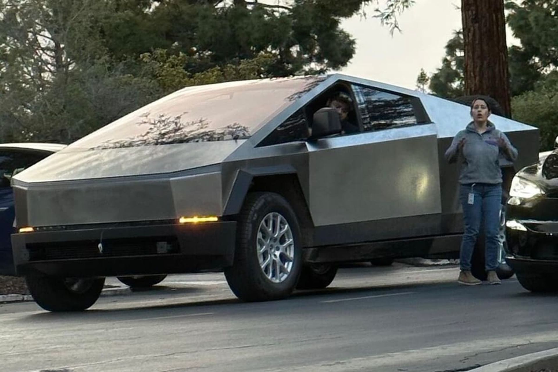 نمای جلو خودرو سایبرتراک تسلا Cybertruck در دنیای واقعی