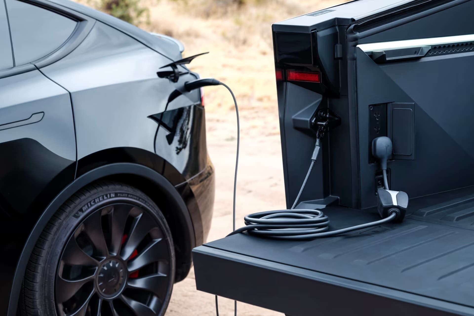تسلا سایبرتراک در حال شارژ خودرو مدل Y