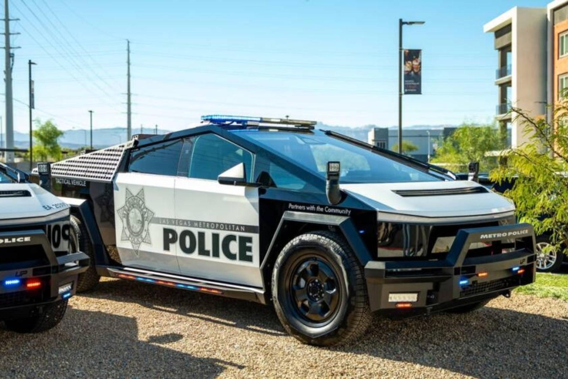 نمای سه‌چهارم جلو خودرو تسلا سایبرتراک پلیس