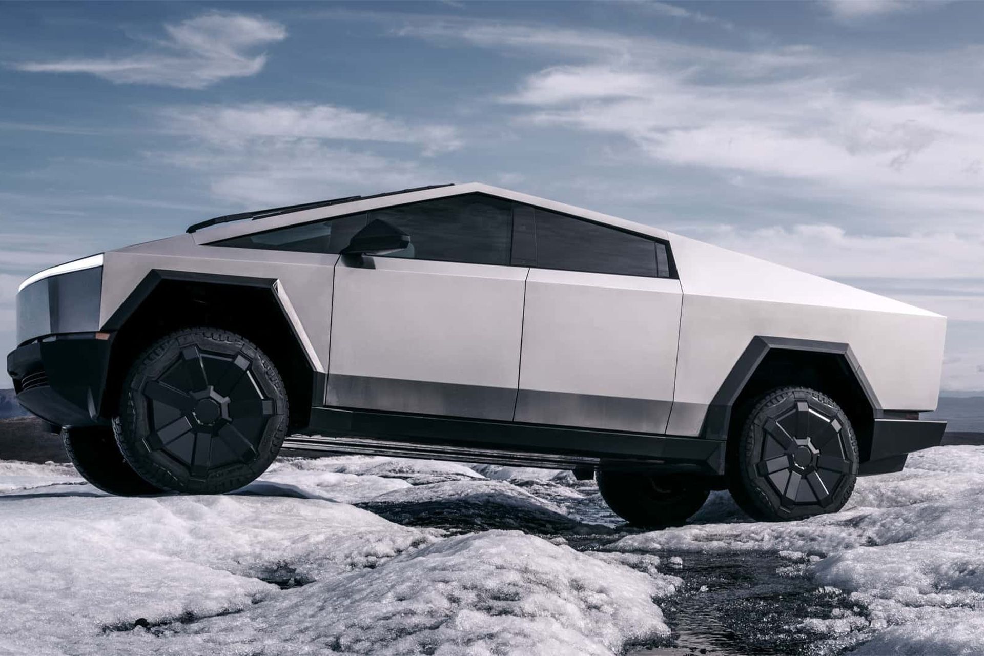 نمای جانبی خودرو تسلا سایبرتراک 