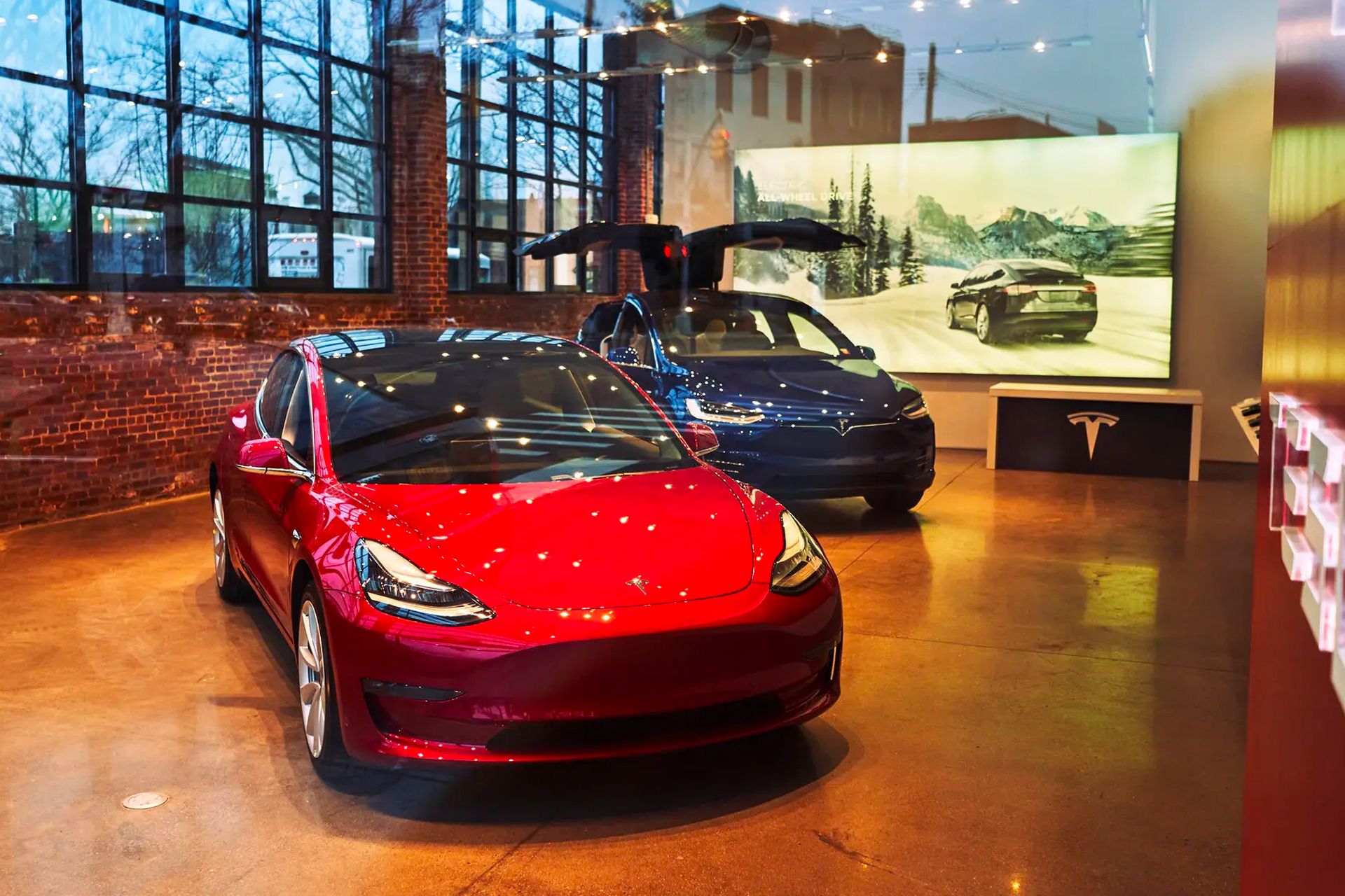 خودرو تسلا Tesla مدل S از نمای جلو قرمز