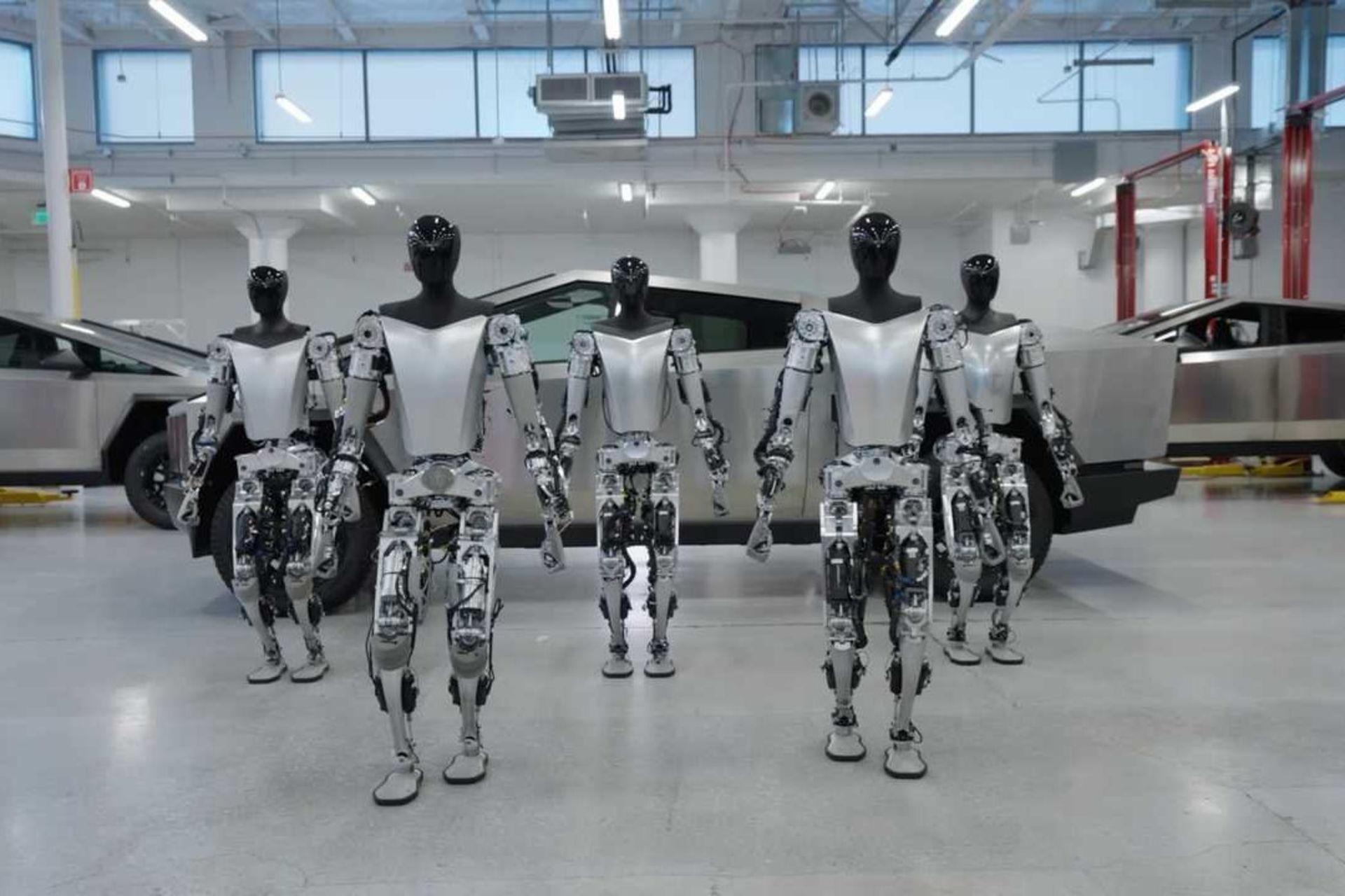 ربات های انسان نمای تسلا در کارخانه