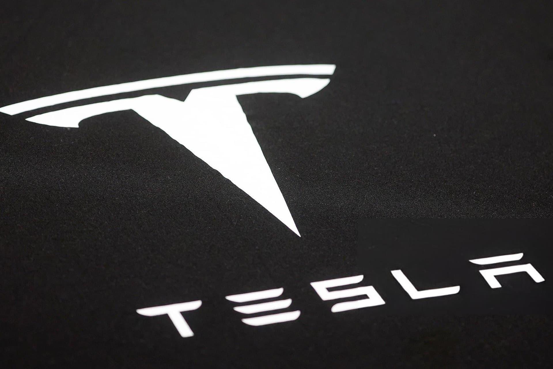 لوگو تسلا / Tesla در پس‌زمینه مشکی به رنگ سفید