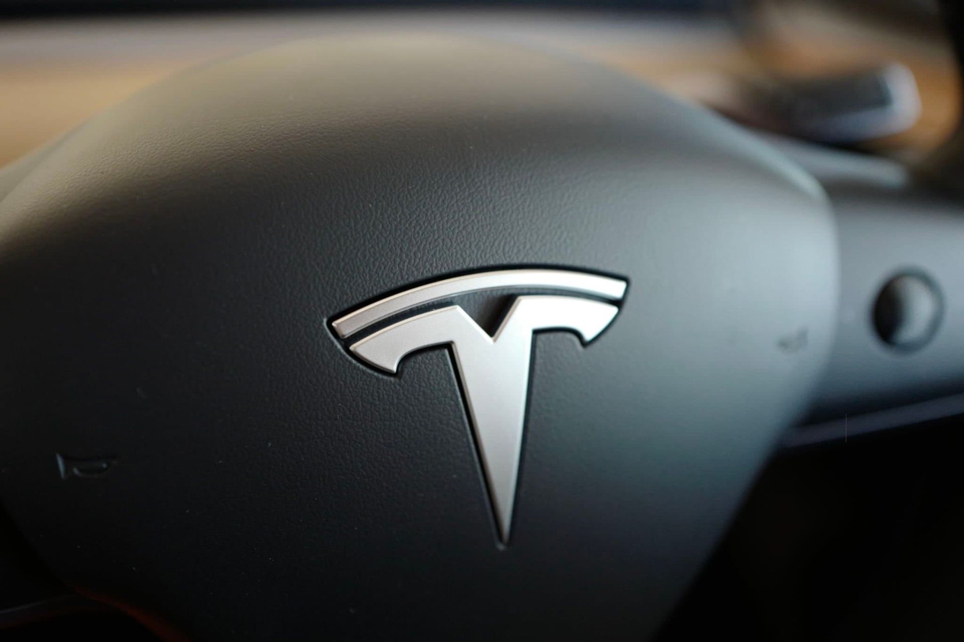 لوگو تسلا / Tesla روی فرمان ماشین مشکی