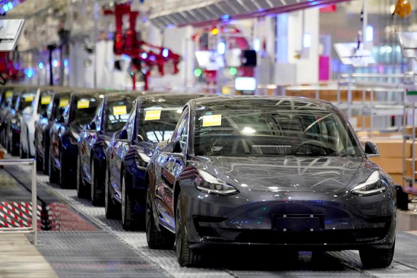 خودرو تسلا / Tesla مشکی در خط تولید کارخانه