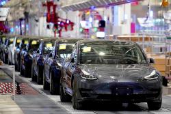 خودرو تسلا / Tesla مشکی در خط تولید کارخانه