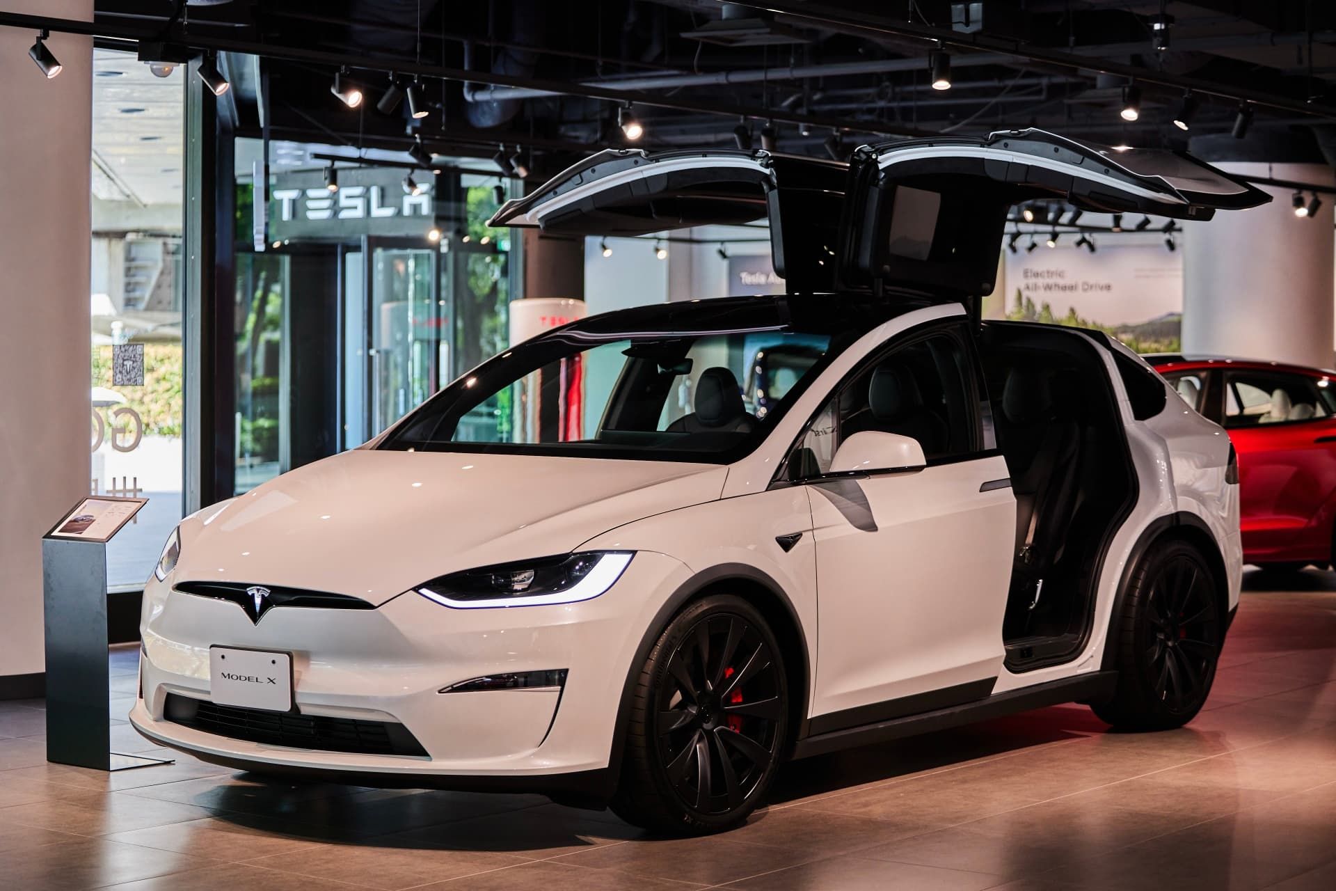 تسلا مدل ایکس با در بال عقابی از نمای جلو سفید