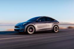 خودرو تسلا مدل وای Tesla Model Y در جاده آسمان آبی