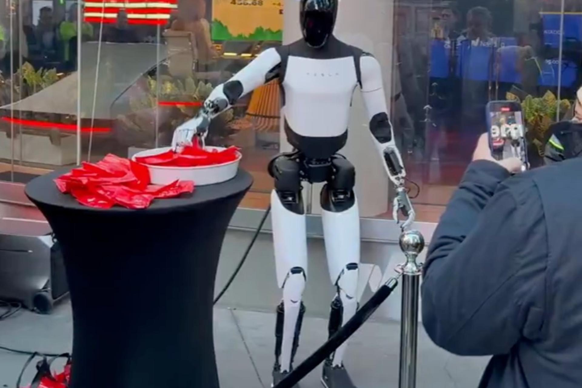 ربات انسان‌نمای اپتیموس در میدان تایمز نیویورک