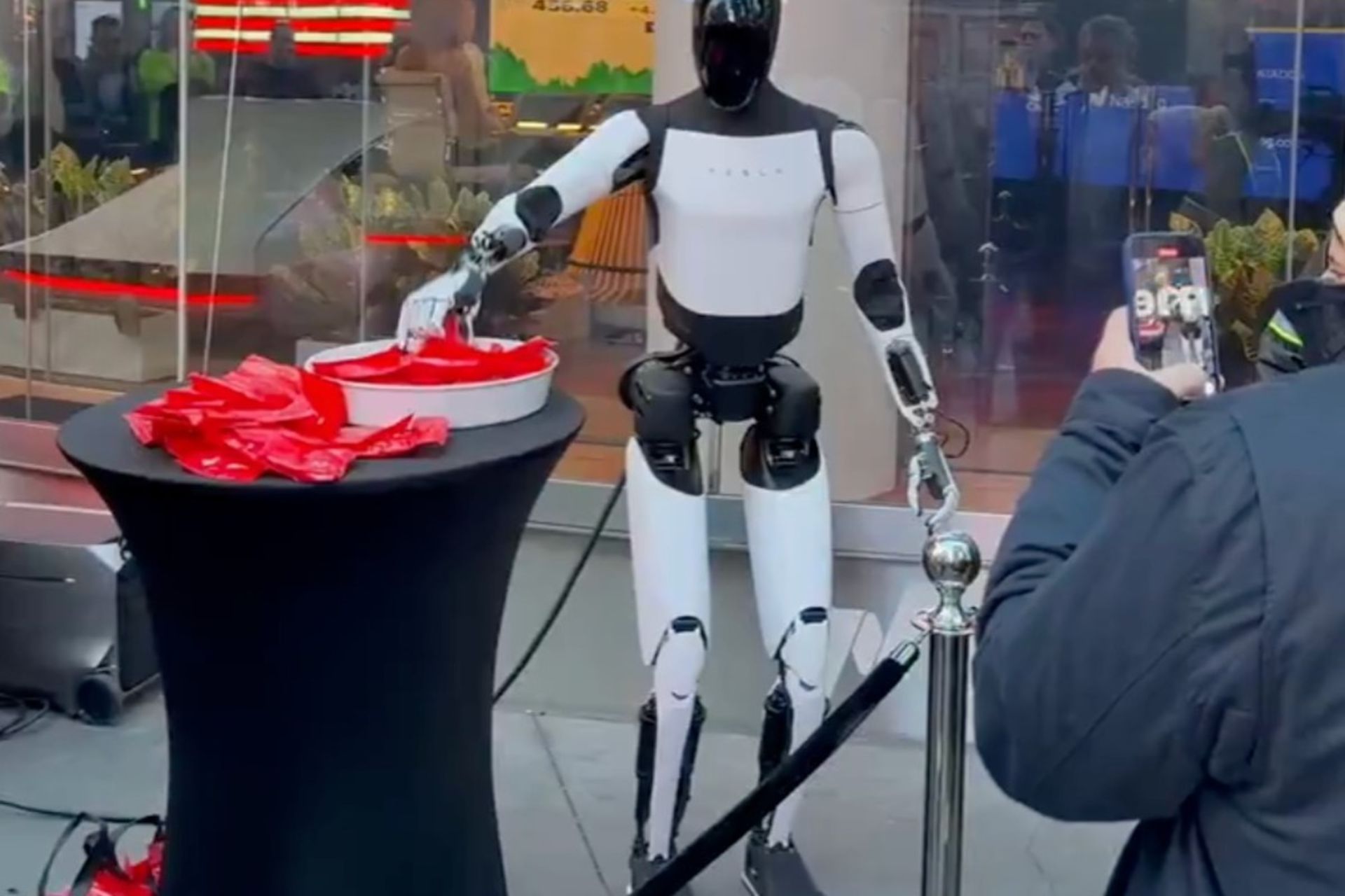 ربات انسان‌نمای اپتیموس در میدان تایمز نیویورک