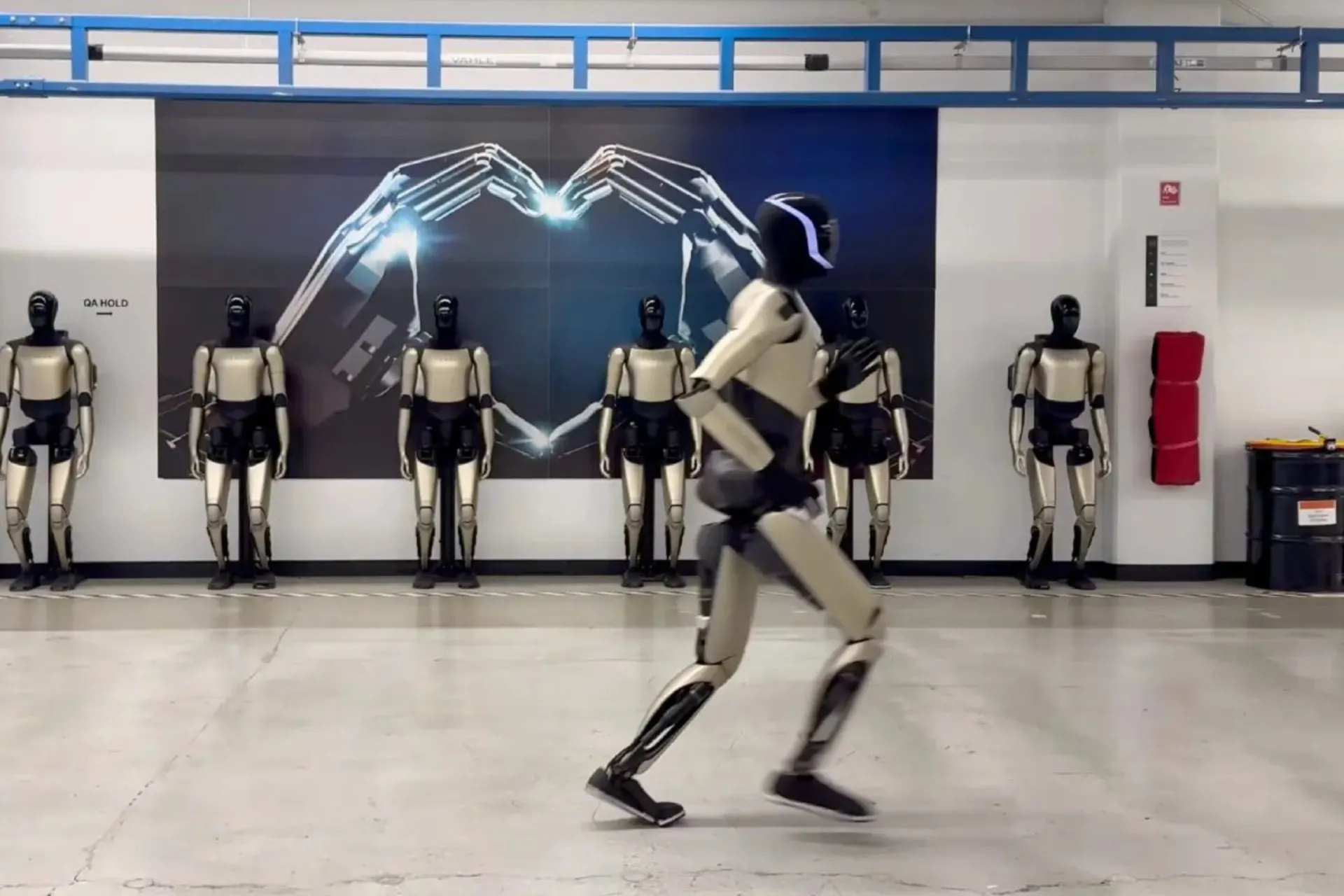 ربات تسلا درحال دویدن شبیه انسان