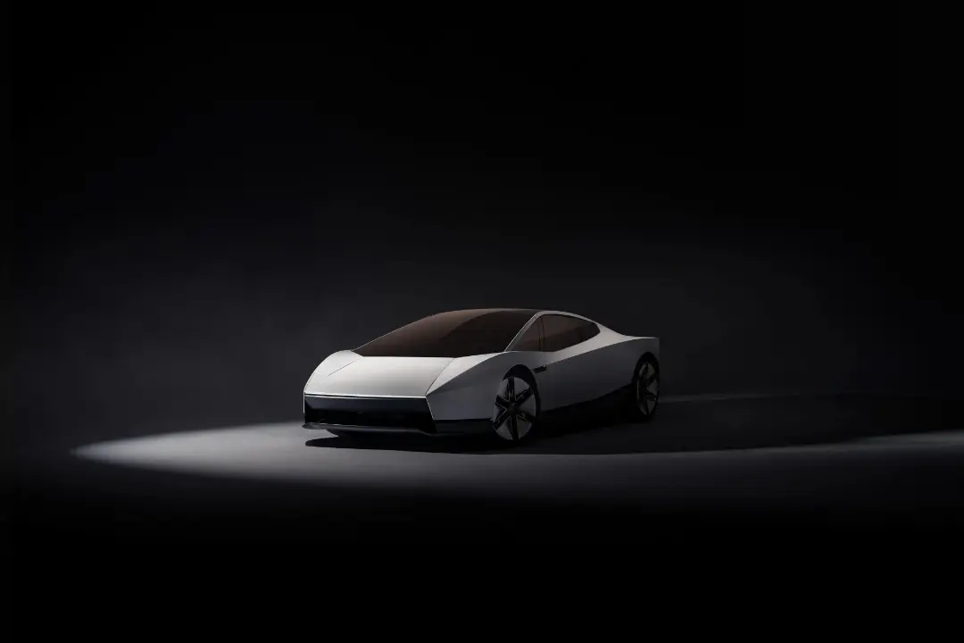 خودروی تسلا رودستر (Tesla Roadster) با طراحی آیرودینامیک در فضای تاریک