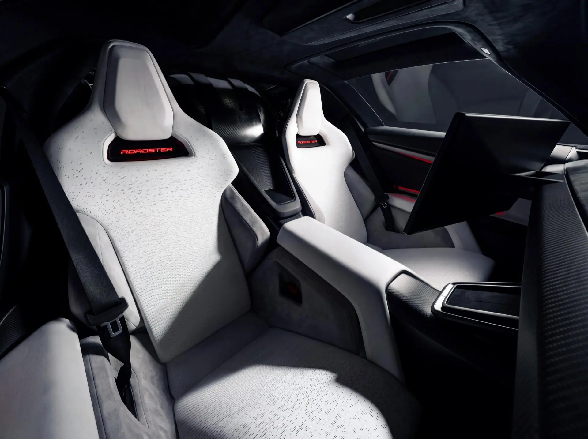صندلی‌های سفید و مشکی کابین خودروی تسلا رودستر (Tesla Roadster)