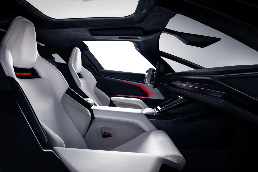صندلی‌های سفید و کابین مدرن خودروی تسلا رودستر (Tesla Roadster)