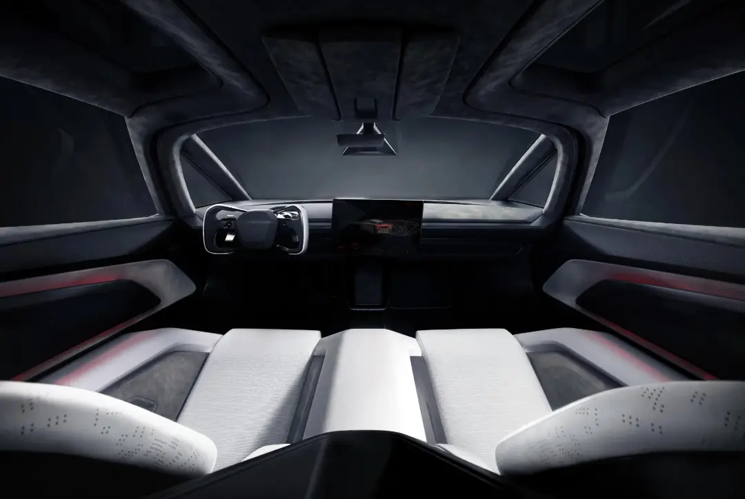 کابین مدرن و سفید رنگ خودروی تسلا رودستر (Tesla Roadster) با صندلی‌های اسپرت
