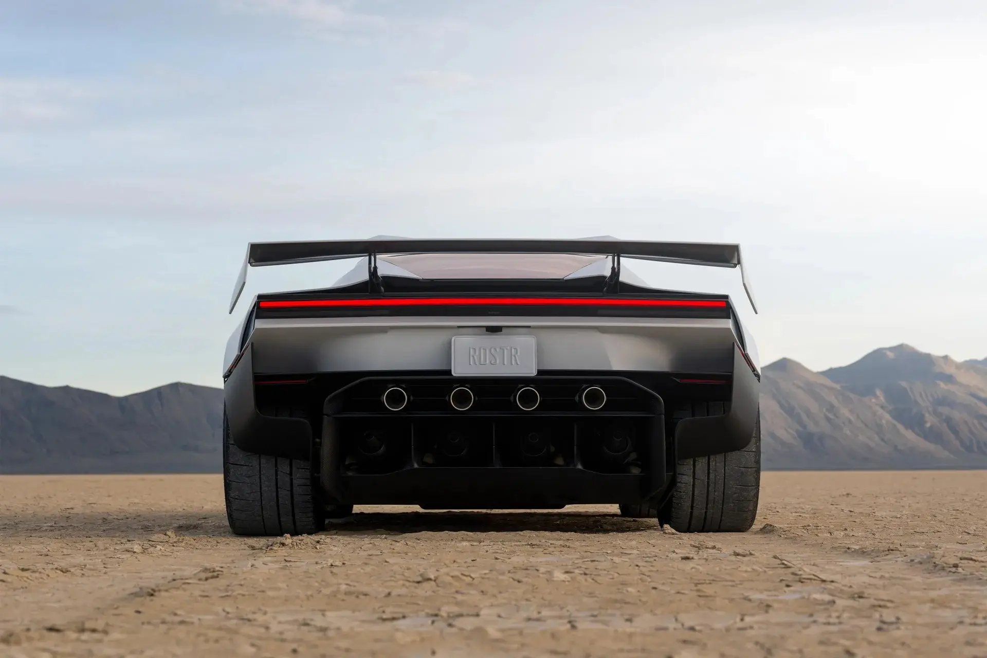 بخش عقب خودروی تسلا رودستر (Tesla Roadster) در یک بیابان خشک
