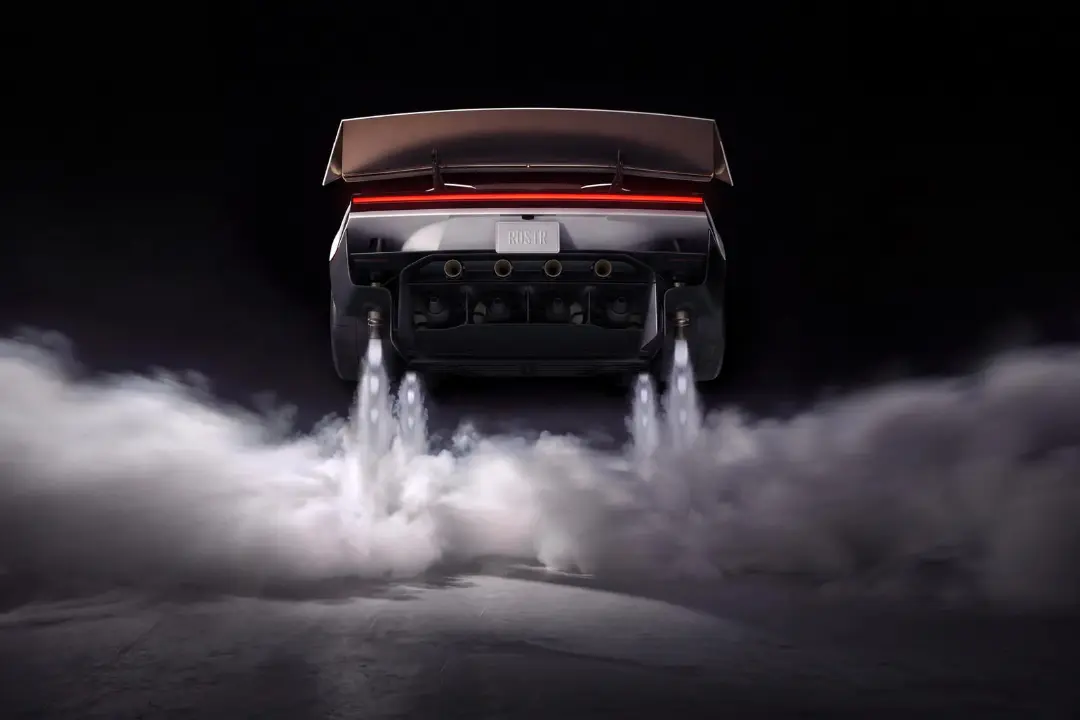 خودروی تسلا رودستر (Tesla Roadster) در میان دود غلیظ در تاریکی