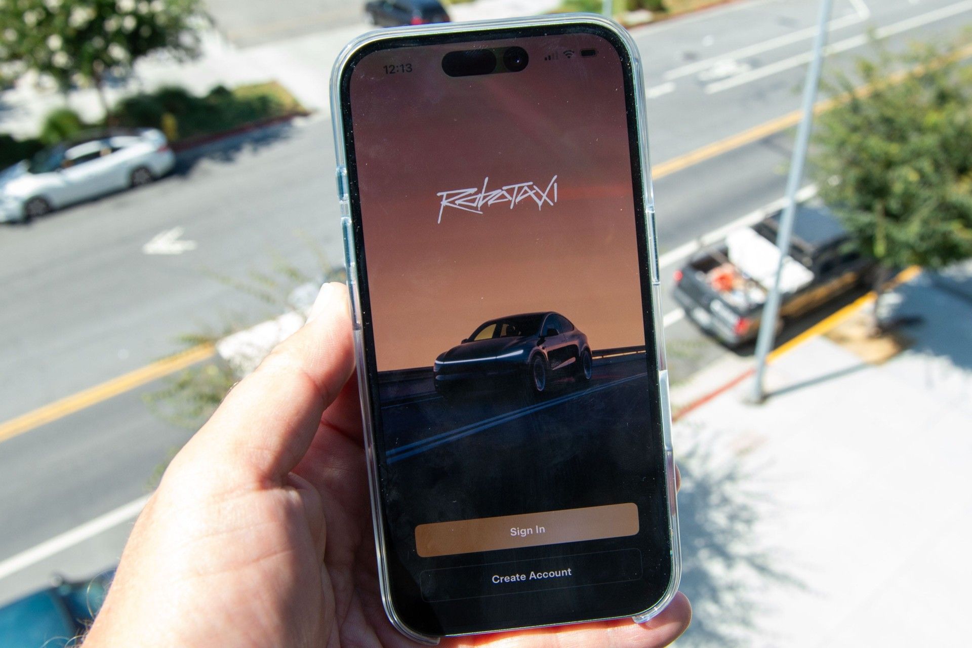 اپلیکیشن تاکسی خودران تسلا روی نمایشگر آیفون