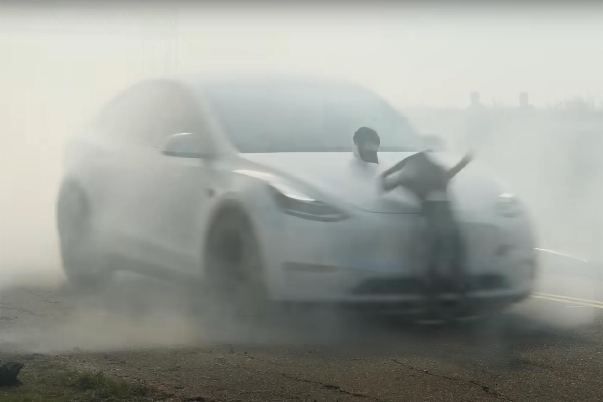 خودرو تسلا از نمای سه‌رخ جلو در شرایط شبیه‌سازی شده بارانی به مانکن برخورد کرده