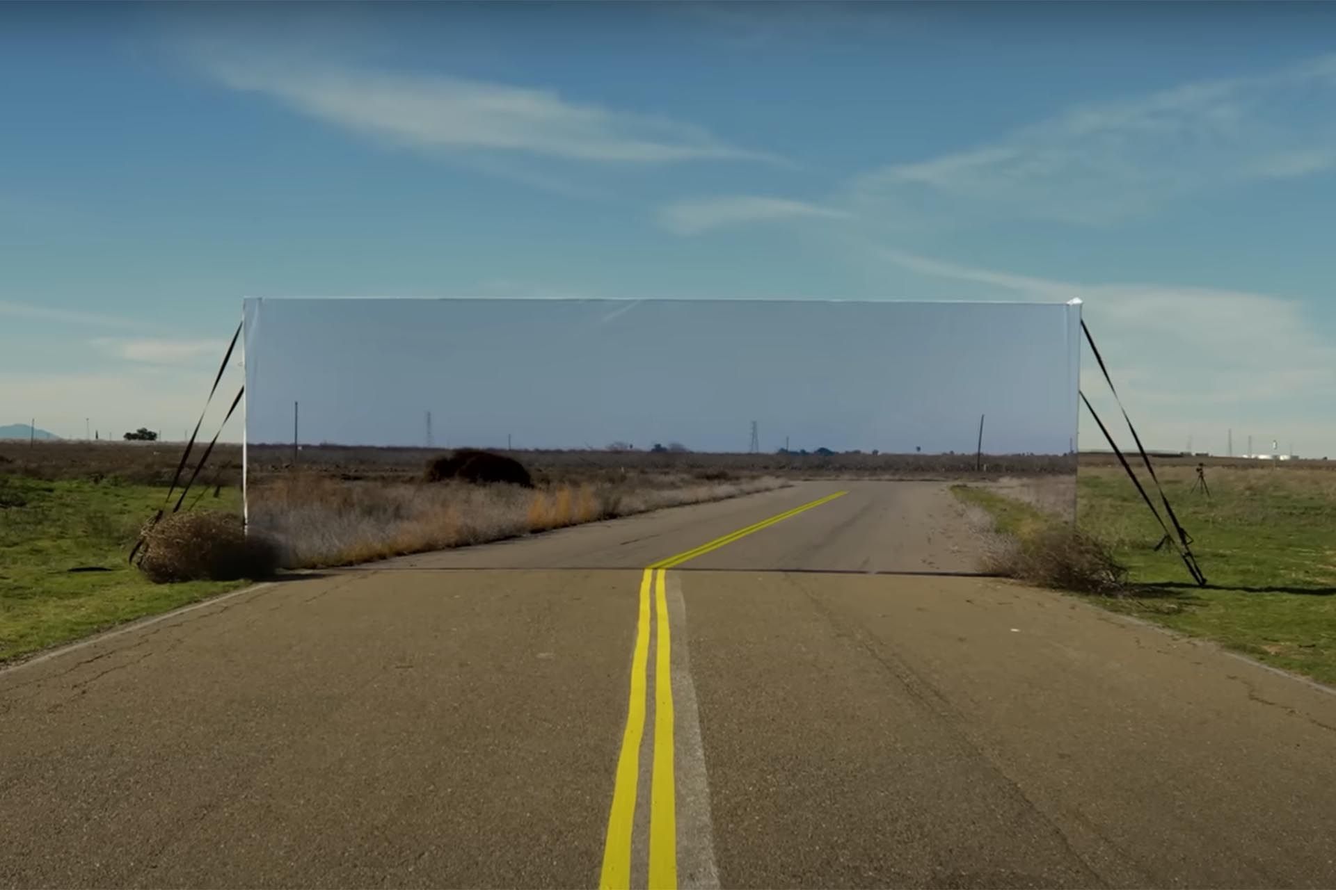 نمایی از دیوار نقاشی شده به شکل جاده