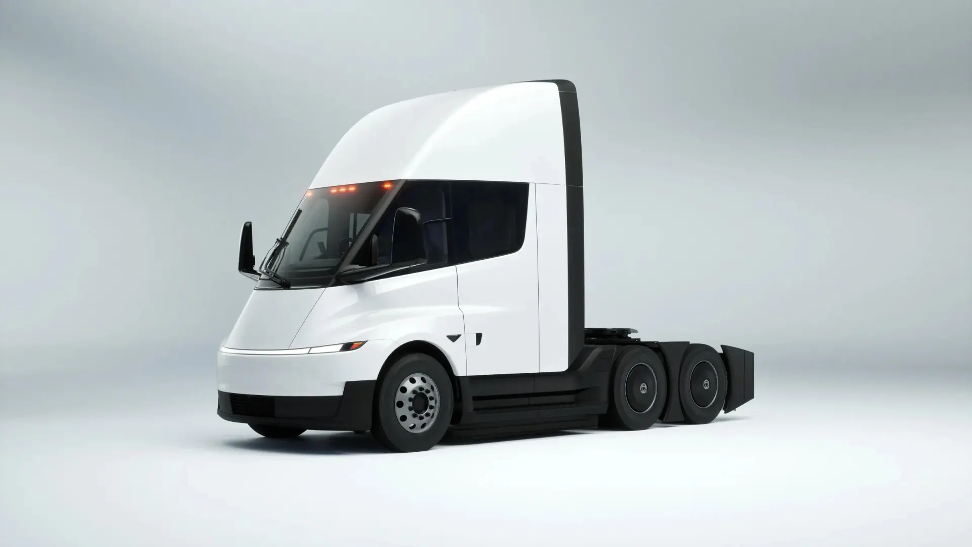 کامیون برقی تسلا سمی (Tesla Semi) سفید رنگ در استودیو