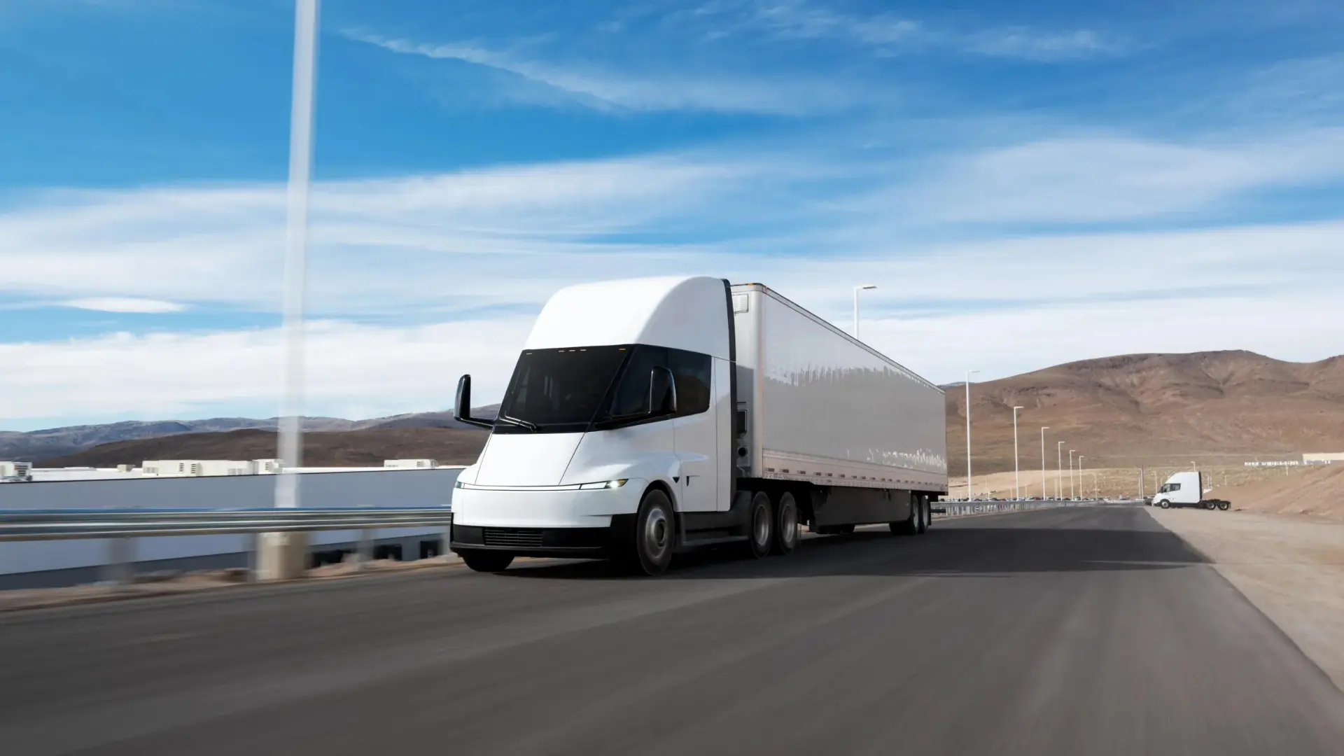 کامیون برقی تسلا سمی (Tesla Semi) در حال حرکت در جاده