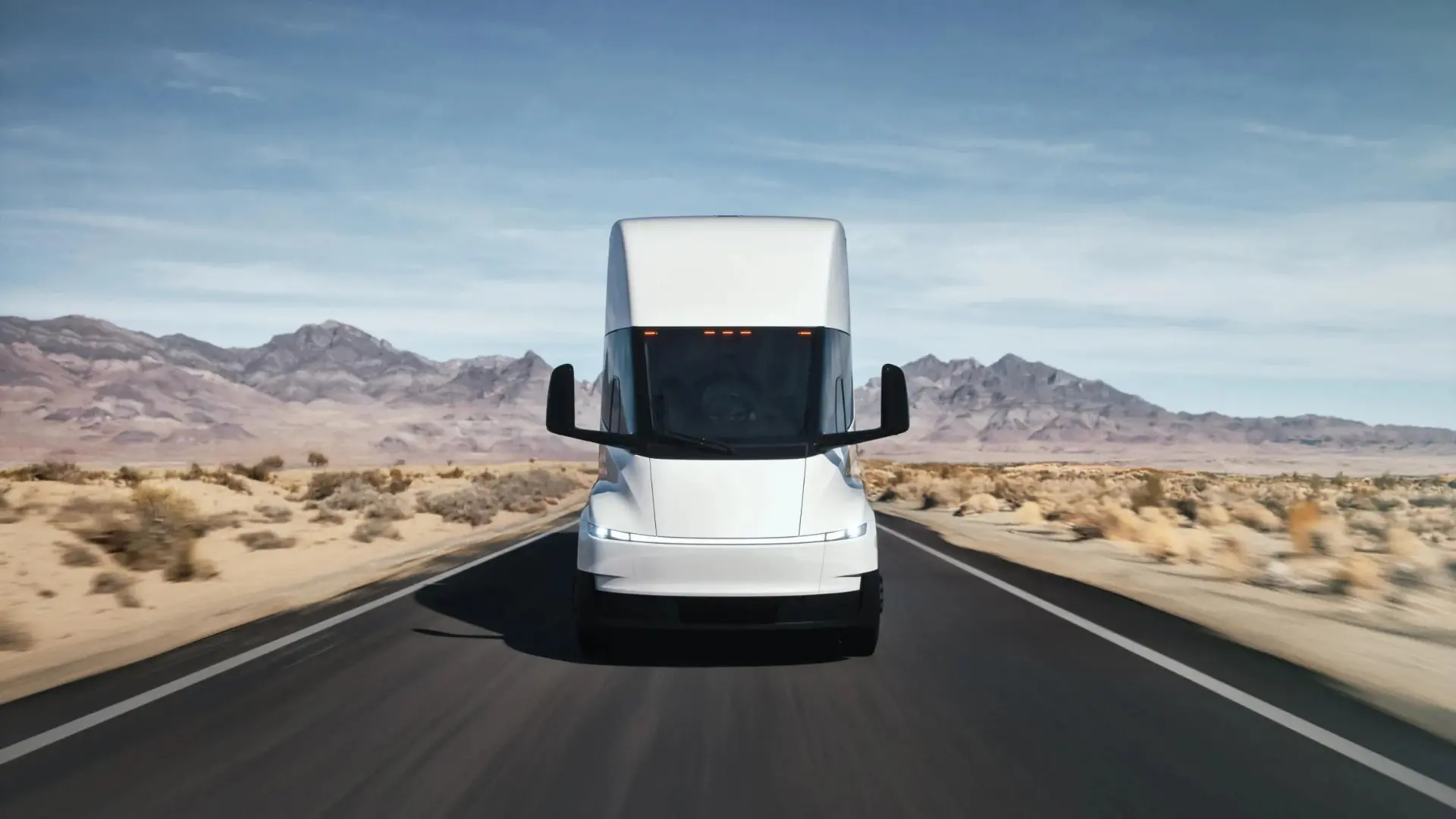 کامیون برقی تسلا سمی (Tesla Semi) در حال حرکت در جاده بیابانی