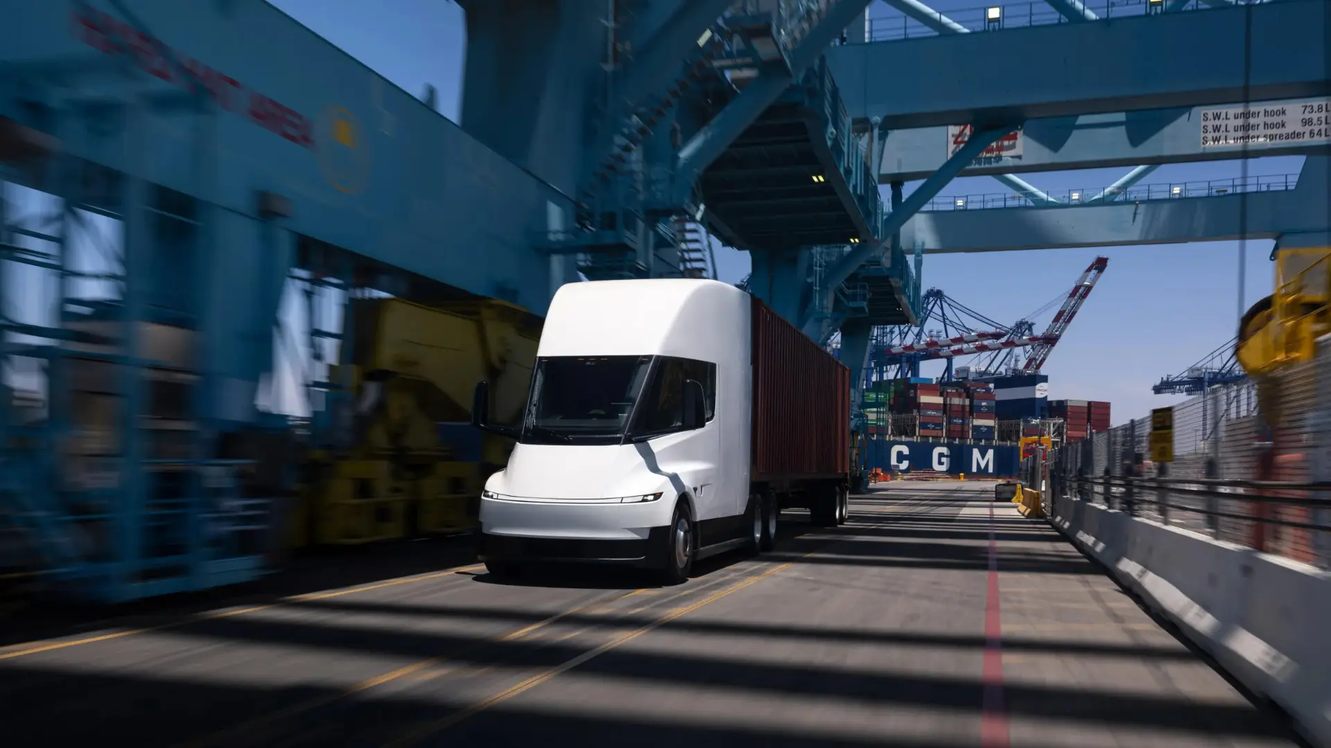 کامیون برقی تسلا سمی (Tesla Semi) در حال حرکت در محوطه بندر