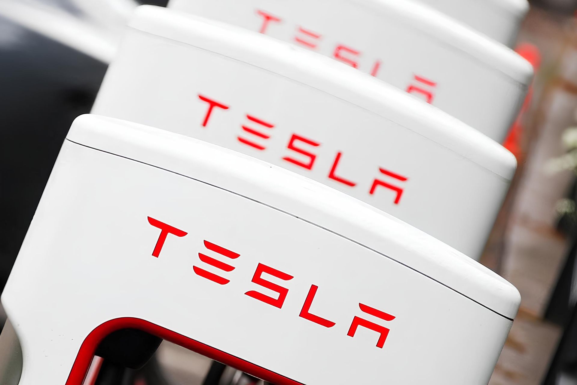 لوگو تسلا روی ایستگاه سوپرشارژ از نمای نزدیک