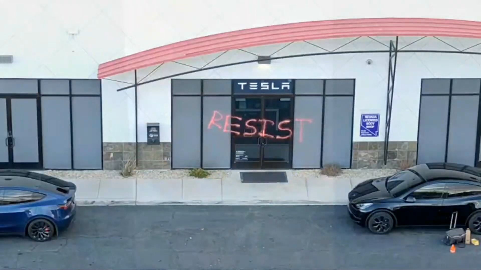 عبارت Resist روی ورودی شعبه‌ی تسلا در لاس‌وگاس