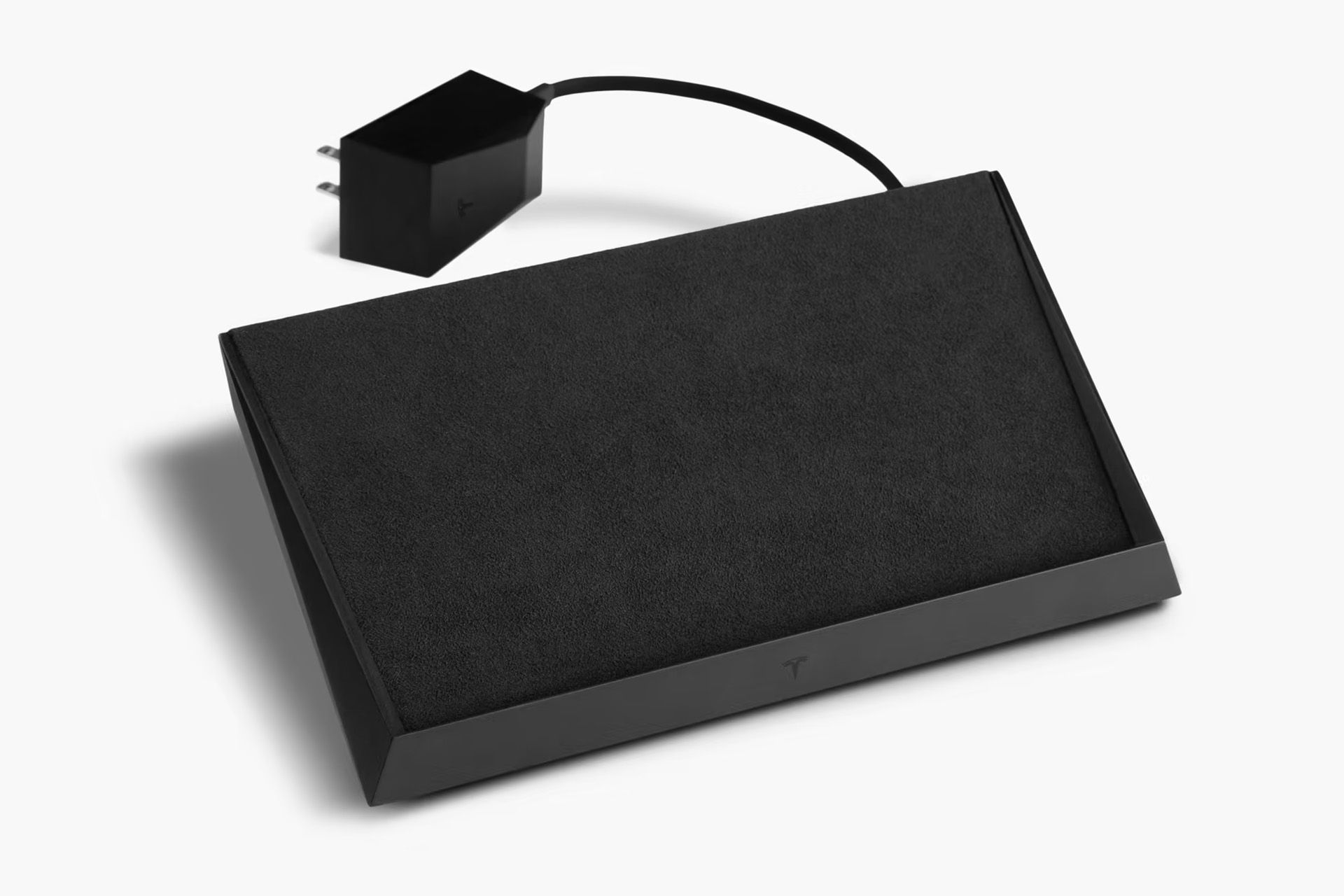 شارژر بی‌سیم تسلا مشکی از نمای رو به رو