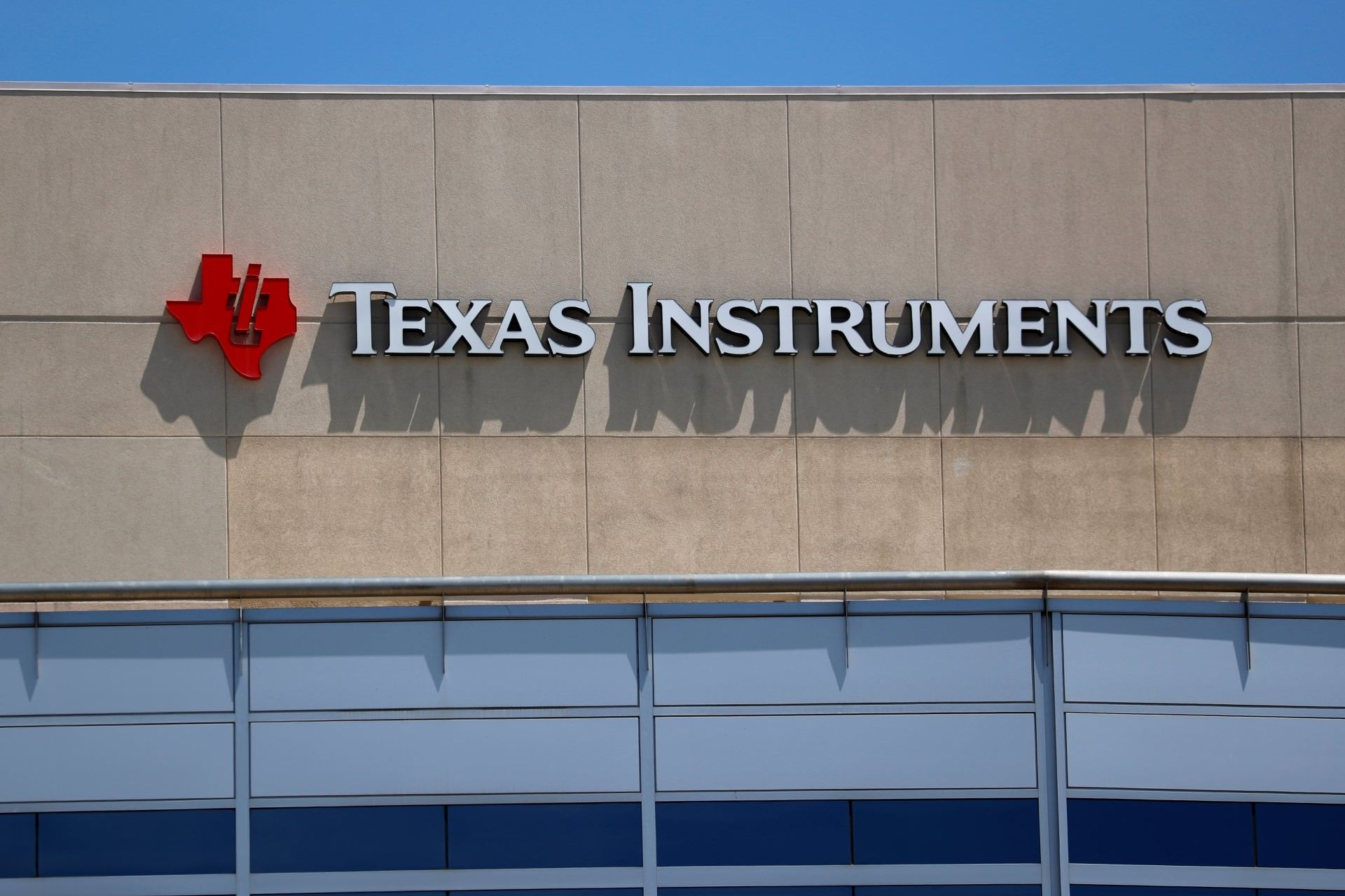 لوگو تگزاس اینسترومنتس texas instruments روی دیوار