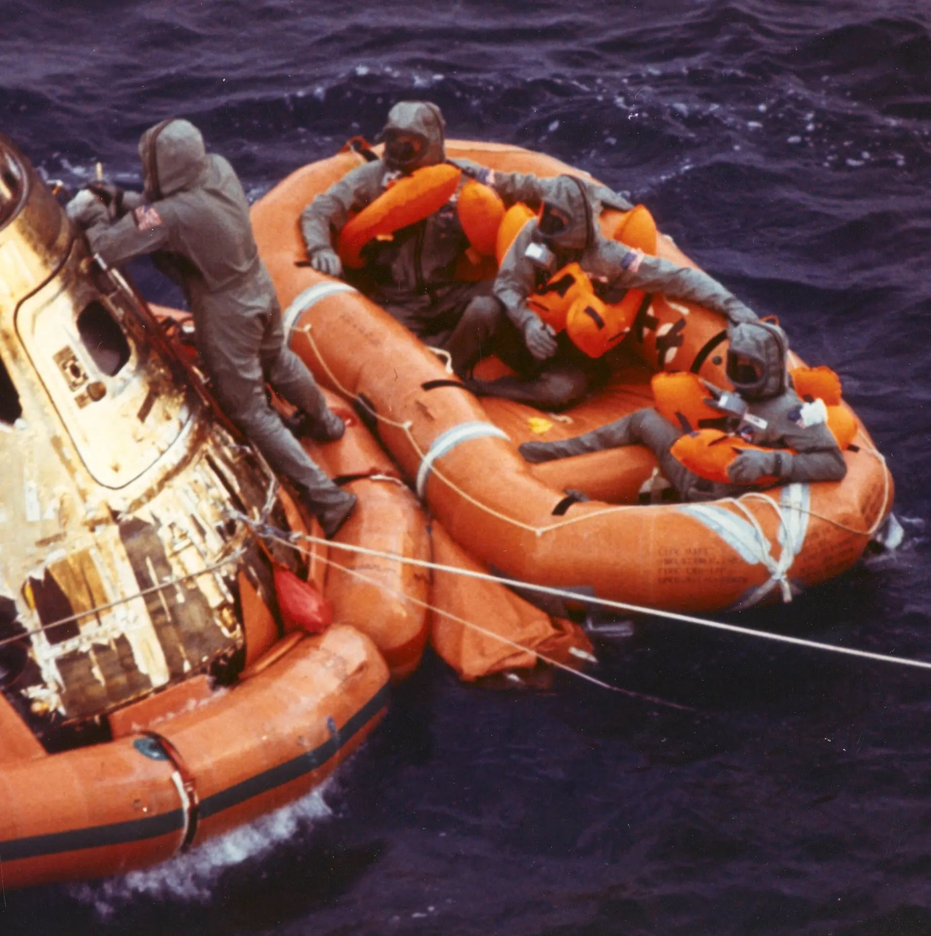 خدمه آپولو درون کپسول فرودآمده در اقیانوس درانتظار بازیابی