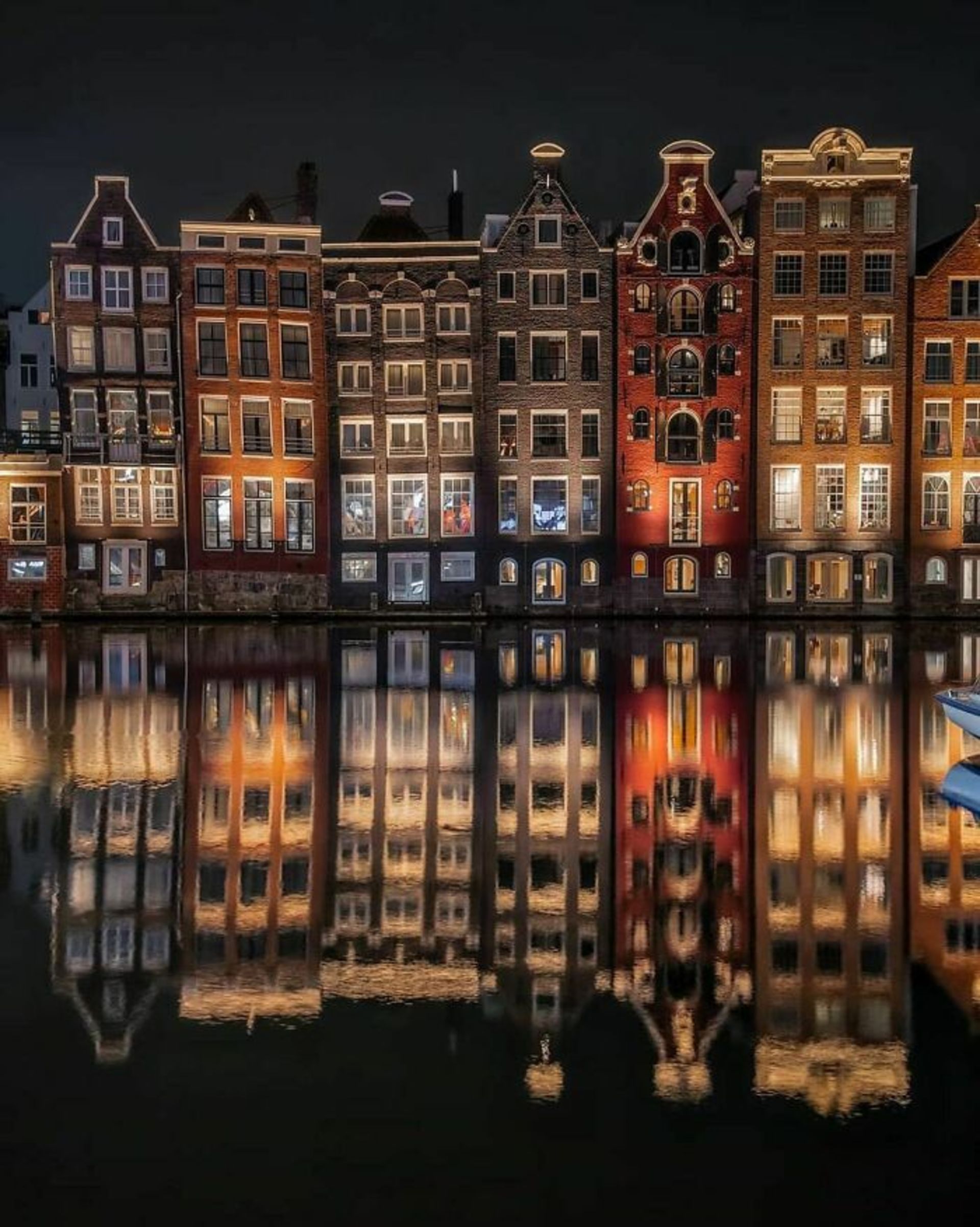 ساختمان‌ها با چراغهای روشن در کنار دریاچه هلند 