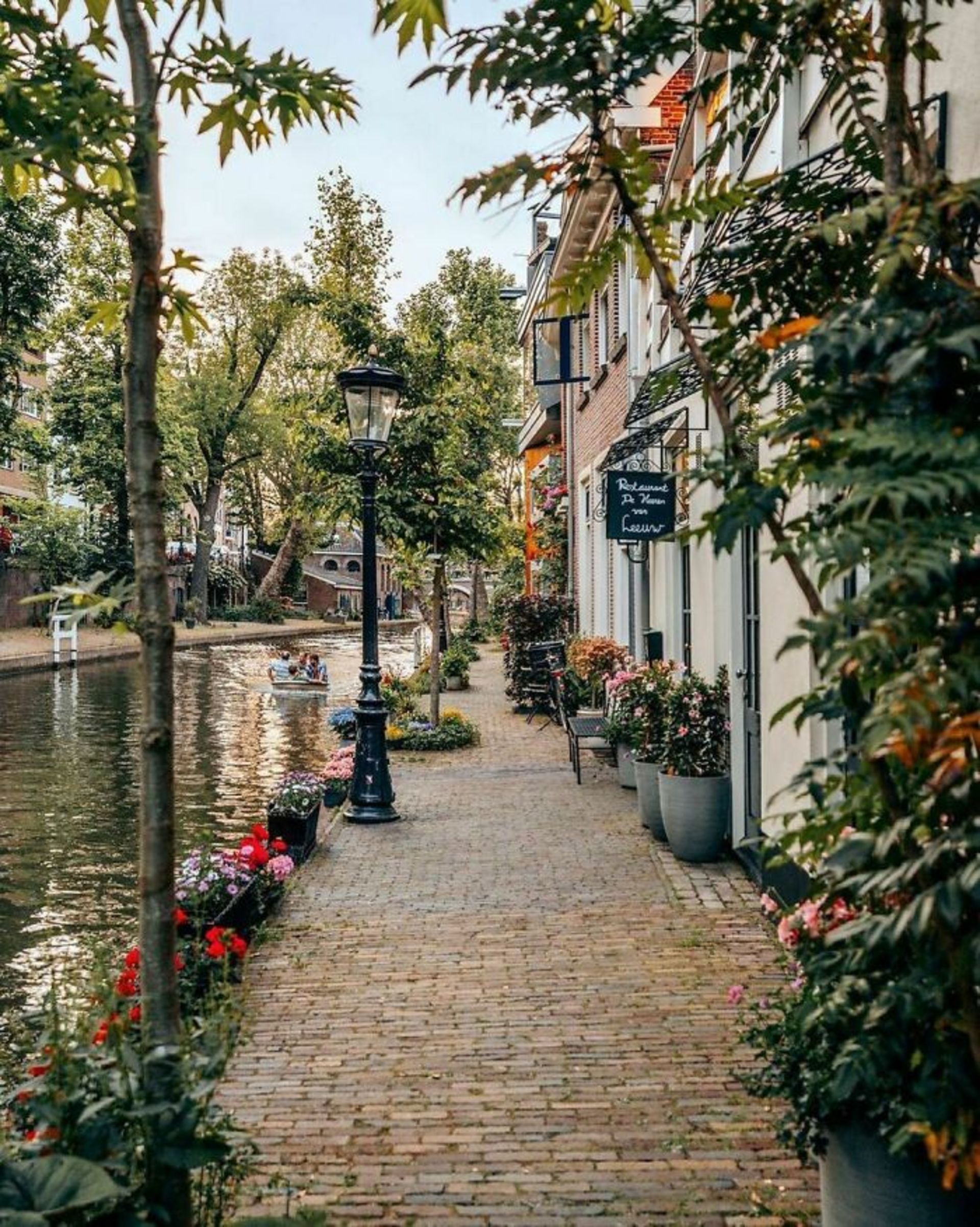 پیاده‌رویی در هلند کنار رودخانه