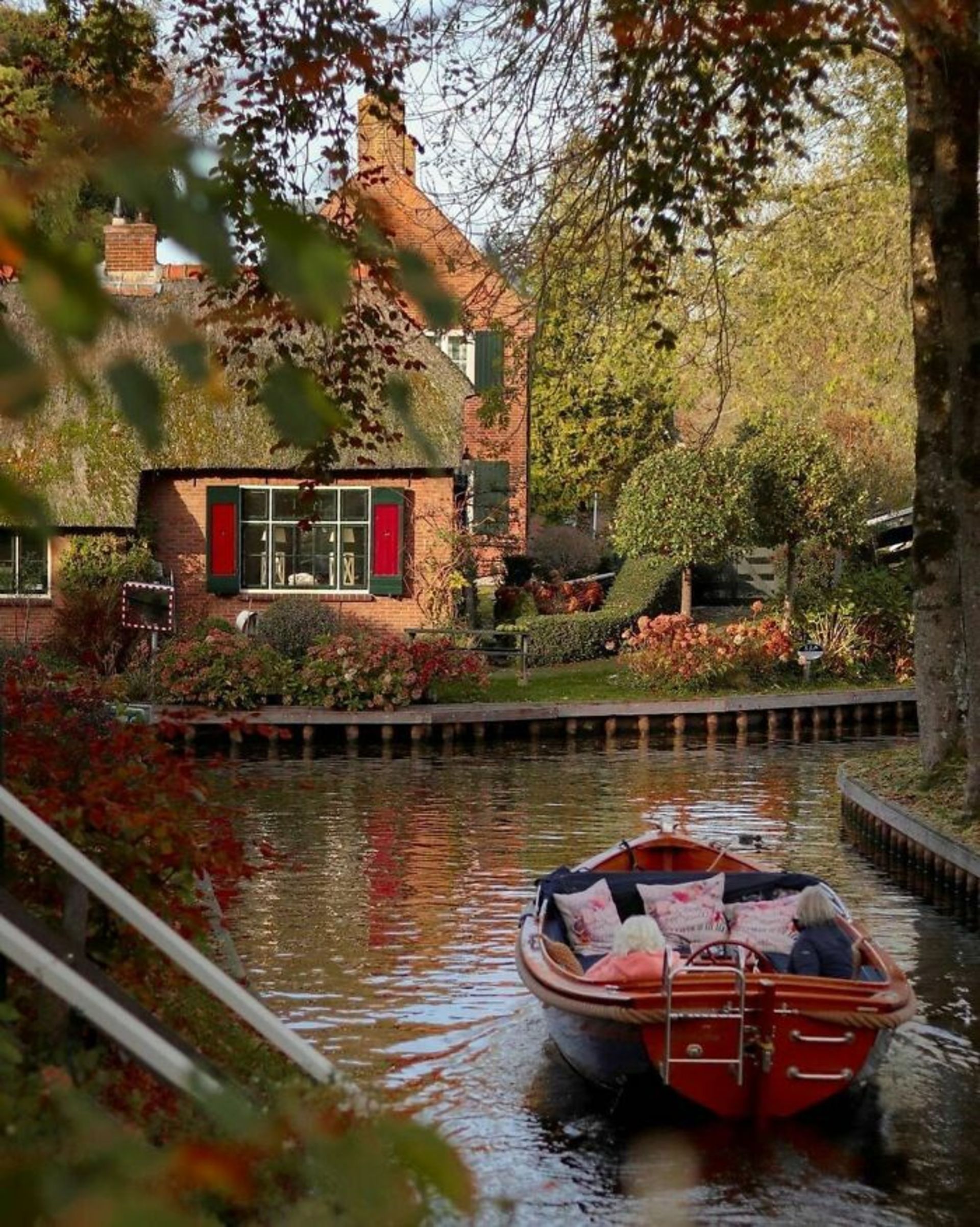 قایق کوچک در رودخانه با دو پیرزن در طبیعت هلند