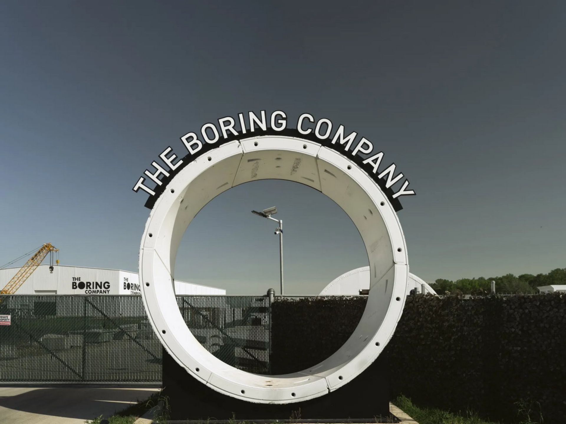 نمای جلوی شرکت The Boring Company 