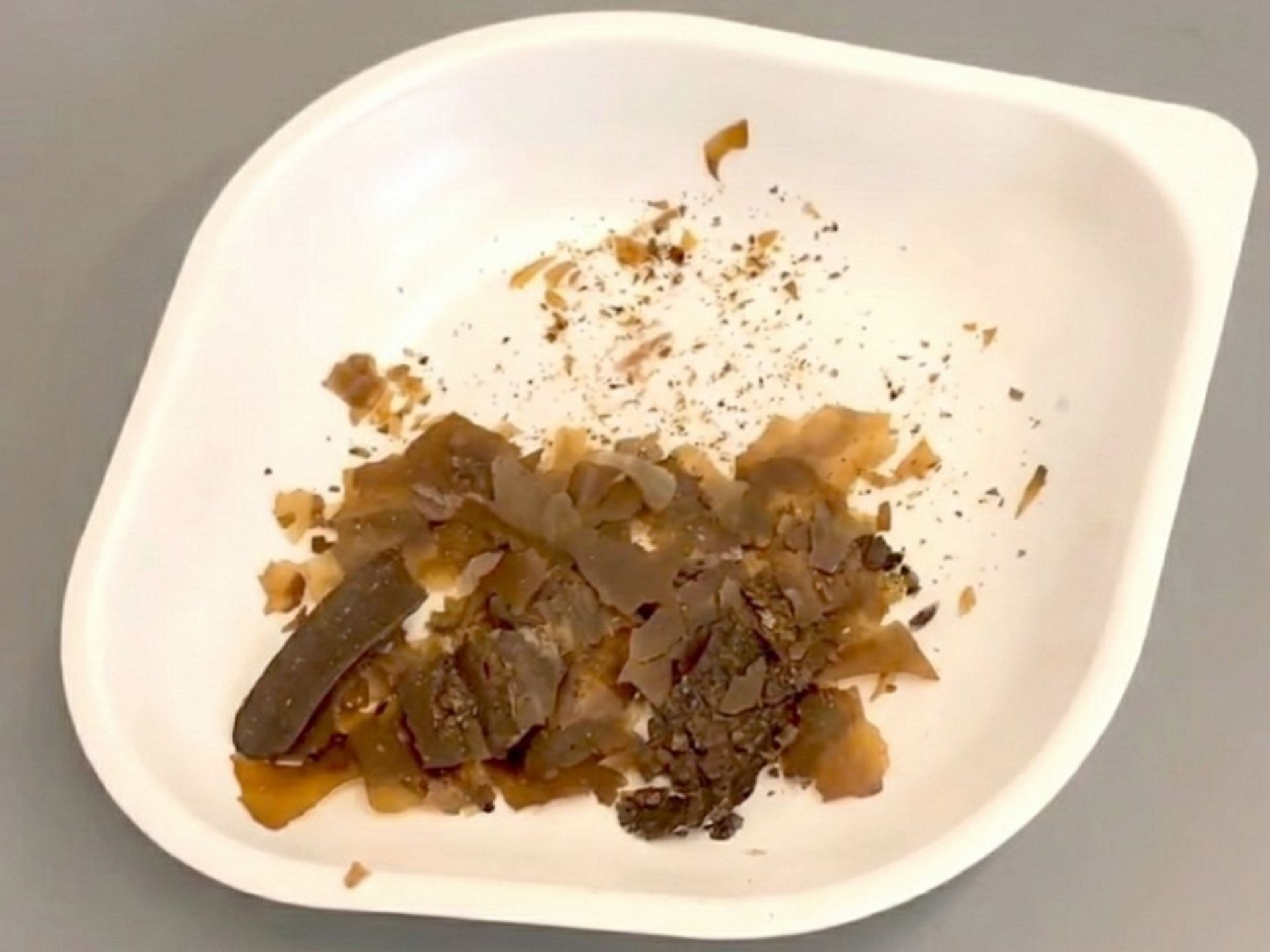 پوسته‌های قهوه‌ای تیره کشف شده در ویال شیشه‌ای متعلق به دوران روم باستان