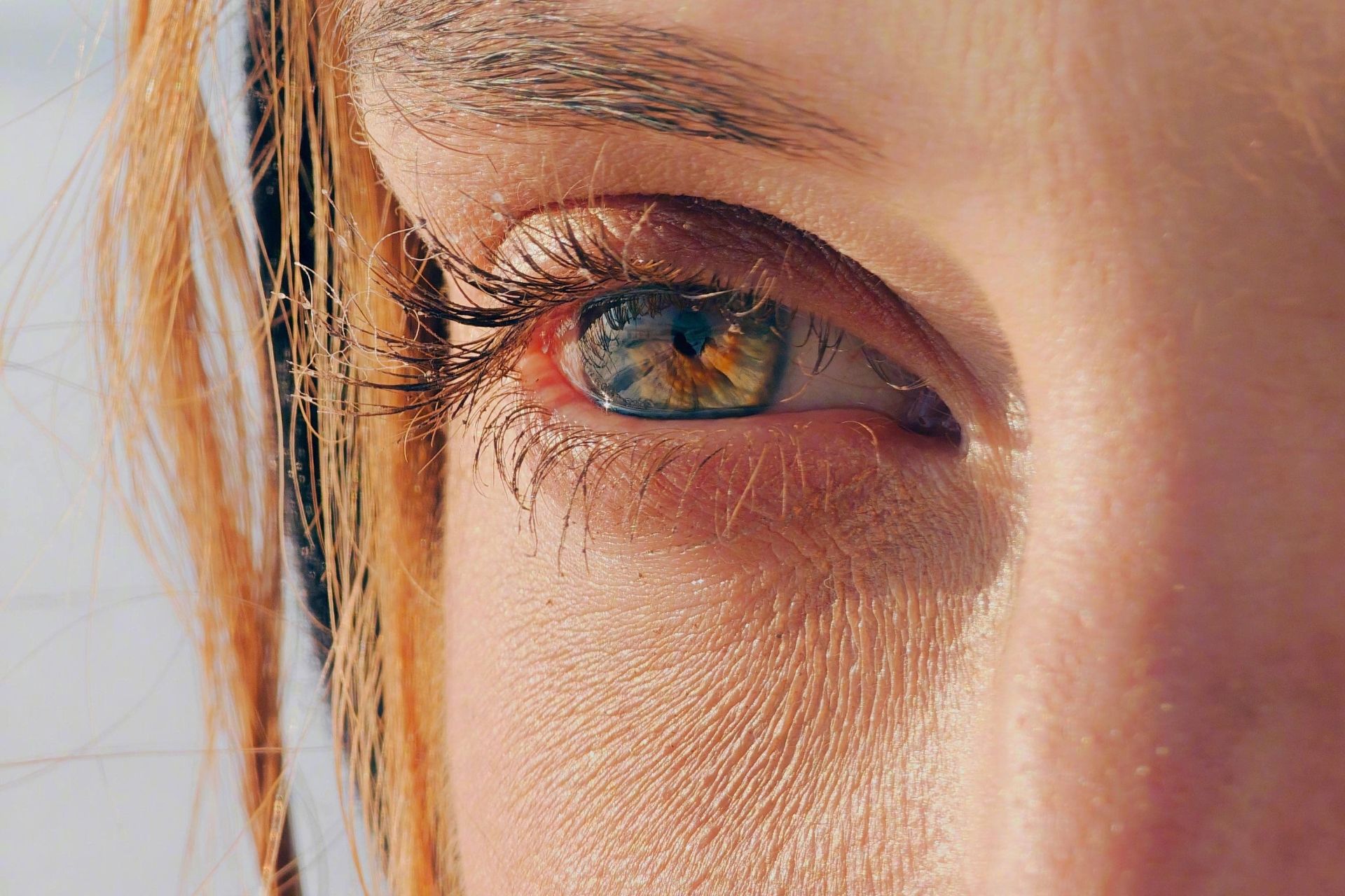 نمونه عکس‌ گرفته شده با دوربین گوشی اوپو فایند ‌X7 اولترا زنی جوان با جزئیات رنگ چشم‌های سبز و عسلی و بافت پوست صورت مشخص