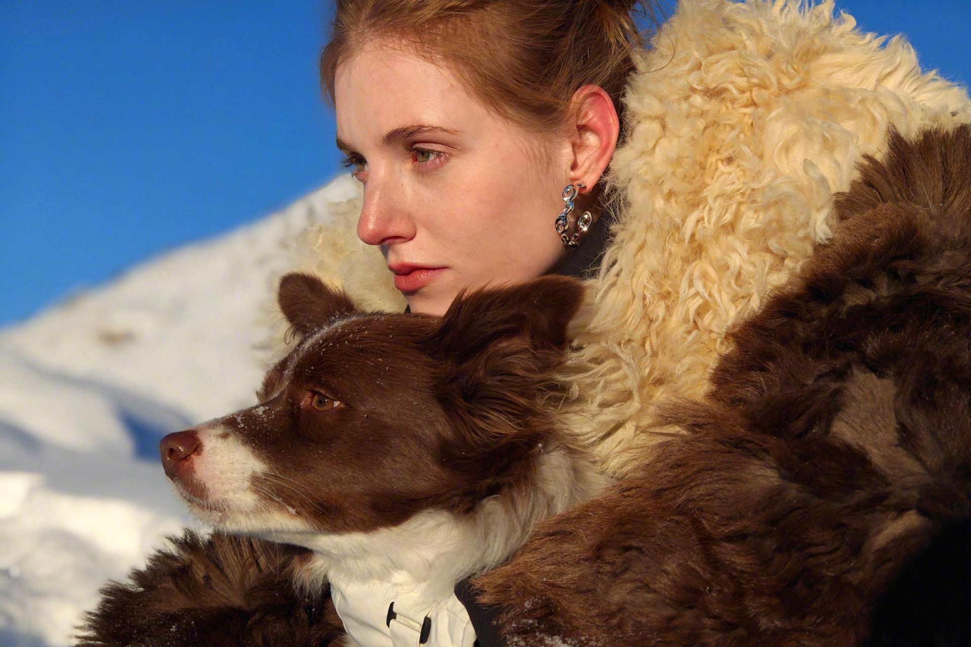 نمونه عکس‌ گرفته شده با دوربین گوشی اوپو فایند ‌X7 اولترا زنی جوان با پالتو پشمی به همراه یک سگ